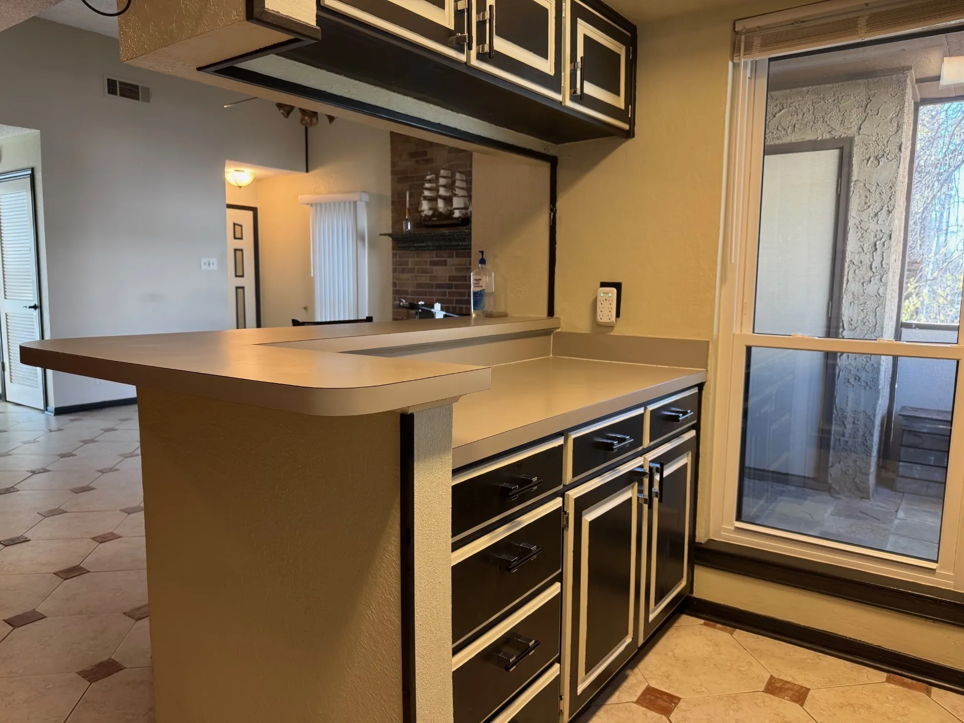 Condominium For Sale in Tarrant County , 1200 Calico Lane 820, Arlington, Texas 76011, 1 Bedroom, 1 Bathroom, Garage spaces, 792 Sqft, built in 1981, Preowned, mls#21259821, Real Estate Agent in Arlington, Homes For Sale in Tarrant county, Homes For Sale in Arlington, Realtor in Arlington Texas, Real Estate Brokerage Independent Realty Texas, Luminita Cordes Realtor