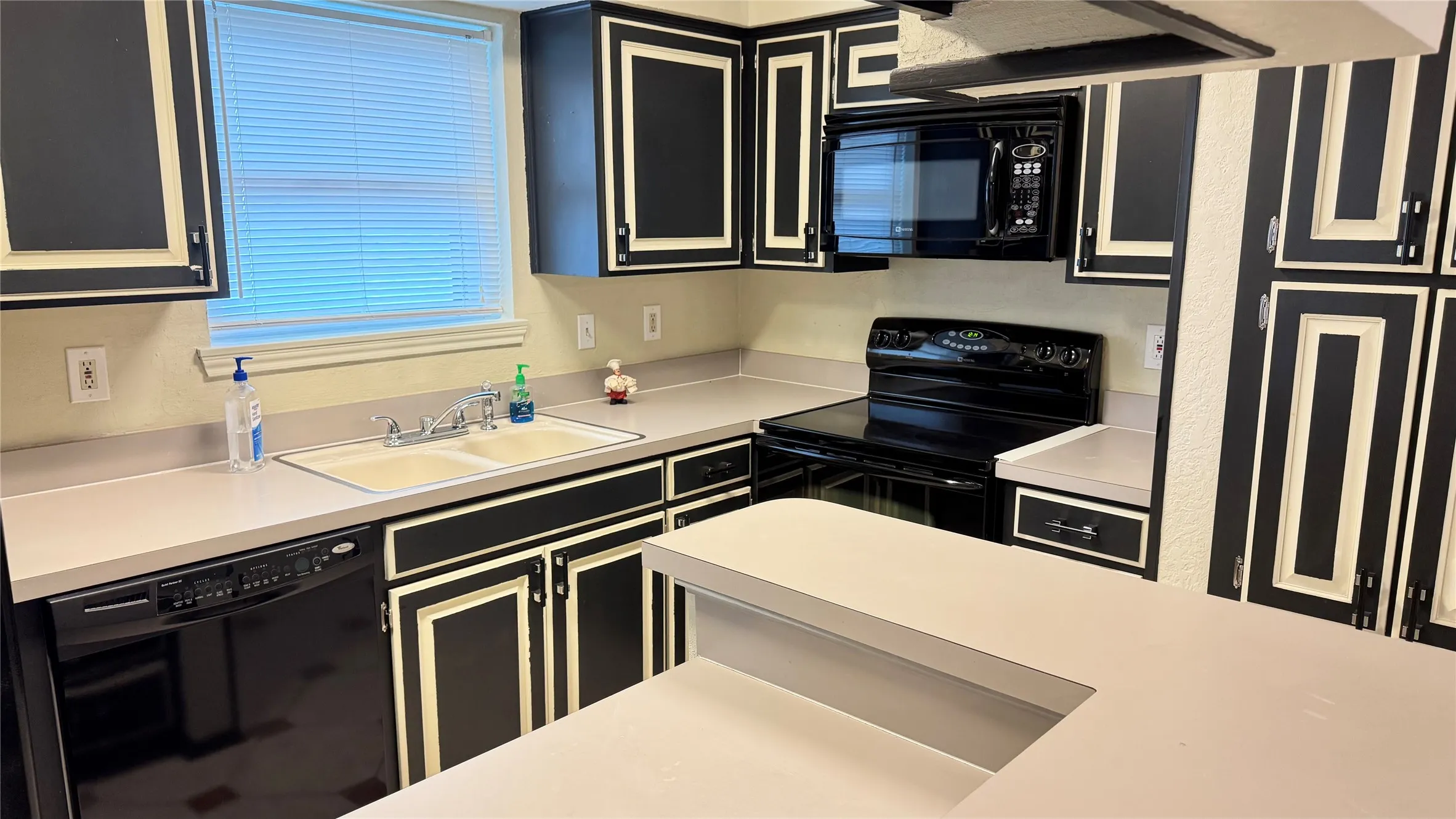 Condominium For Sale in Tarrant County , 1200 Calico Lane 820, Arlington, Texas 76011, 1 Bedroom, 1 Bathroom, Garage spaces, 792 Sqft, built in 1981, Preowned, mls#21259821, Real Estate Agent in Arlington, Homes For Sale in Tarrant county, Homes For Sale in Arlington, Realtor in Arlington Texas, Real Estate Brokerage Independent Realty Texas, Luminita Cordes Realtor