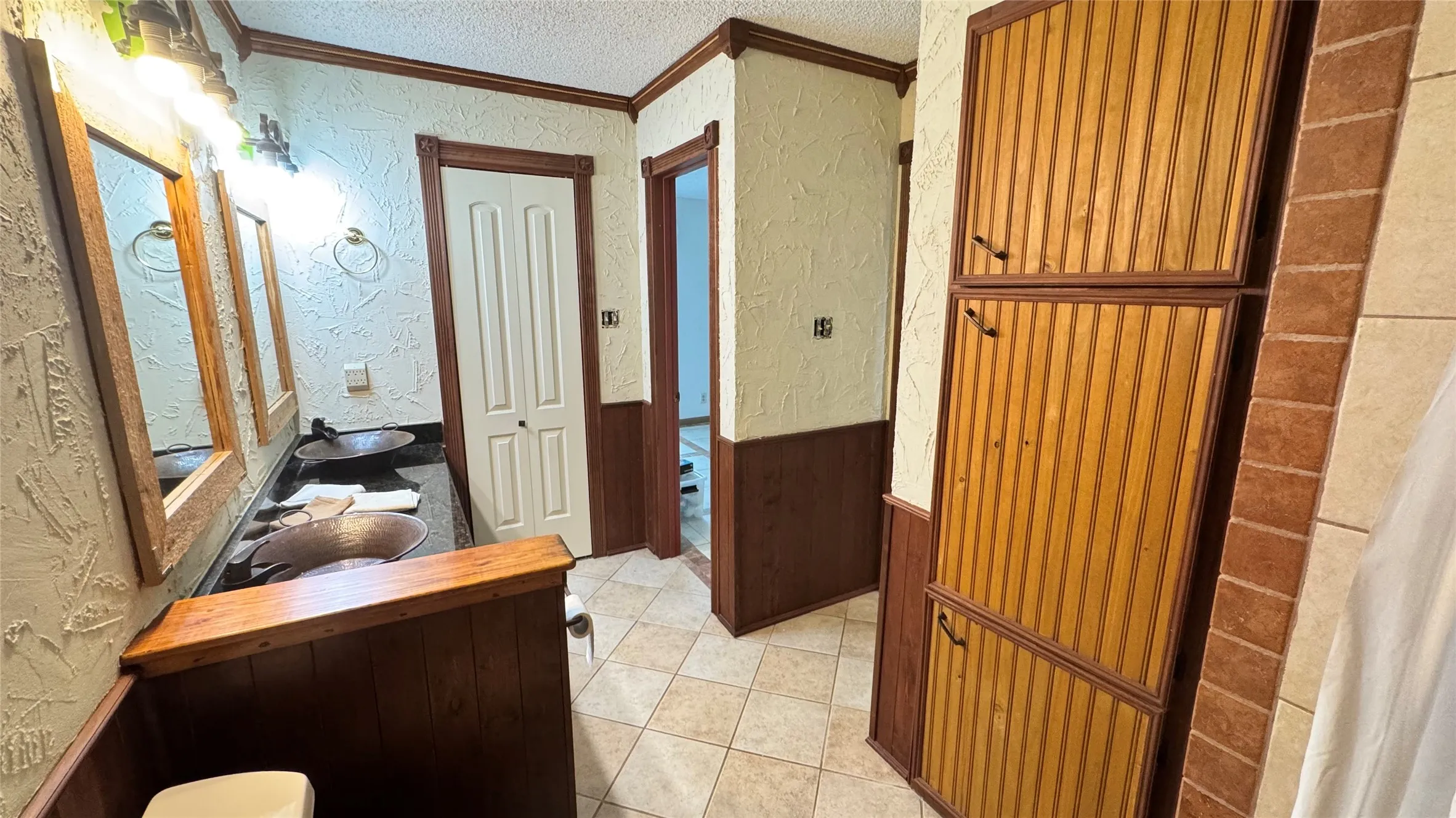 Condominium For Sale in Tarrant County , 1200 Calico Lane 820, Arlington, Texas 76011, 1 Bedroom, 1 Bathroom, Garage spaces, 792 Sqft, built in 1981, Preowned, mls#21259821, Real Estate Agent in Arlington, Homes For Sale in Tarrant county, Homes For Sale in Arlington, Realtor in Arlington Texas, Real Estate Brokerage Independent Realty Texas, Luminita Cordes Realtor