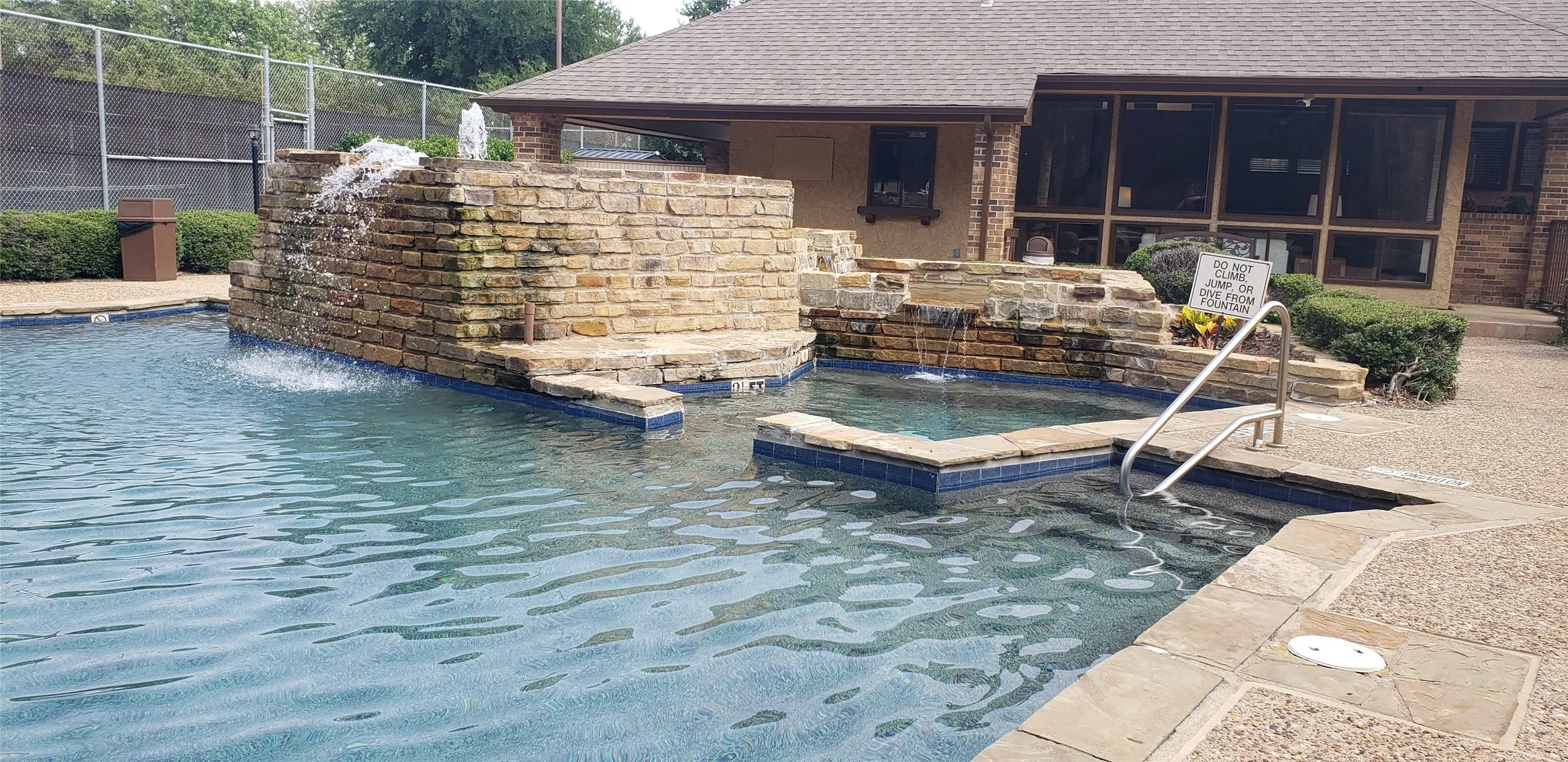 Condominium For Sale in Tarrant County , 1200 Calico Lane 820, Arlington, Texas 76011, 1 Bedroom, 1 Bathroom, Garage spaces, 792 Sqft, built in 1981, Preowned, mls#21259821, Real Estate Agent in Arlington, Homes For Sale in Tarrant county, Homes For Sale in Arlington, Realtor in Arlington Texas, Real Estate Brokerage Independent Realty Texas, Luminita Cordes Realtor