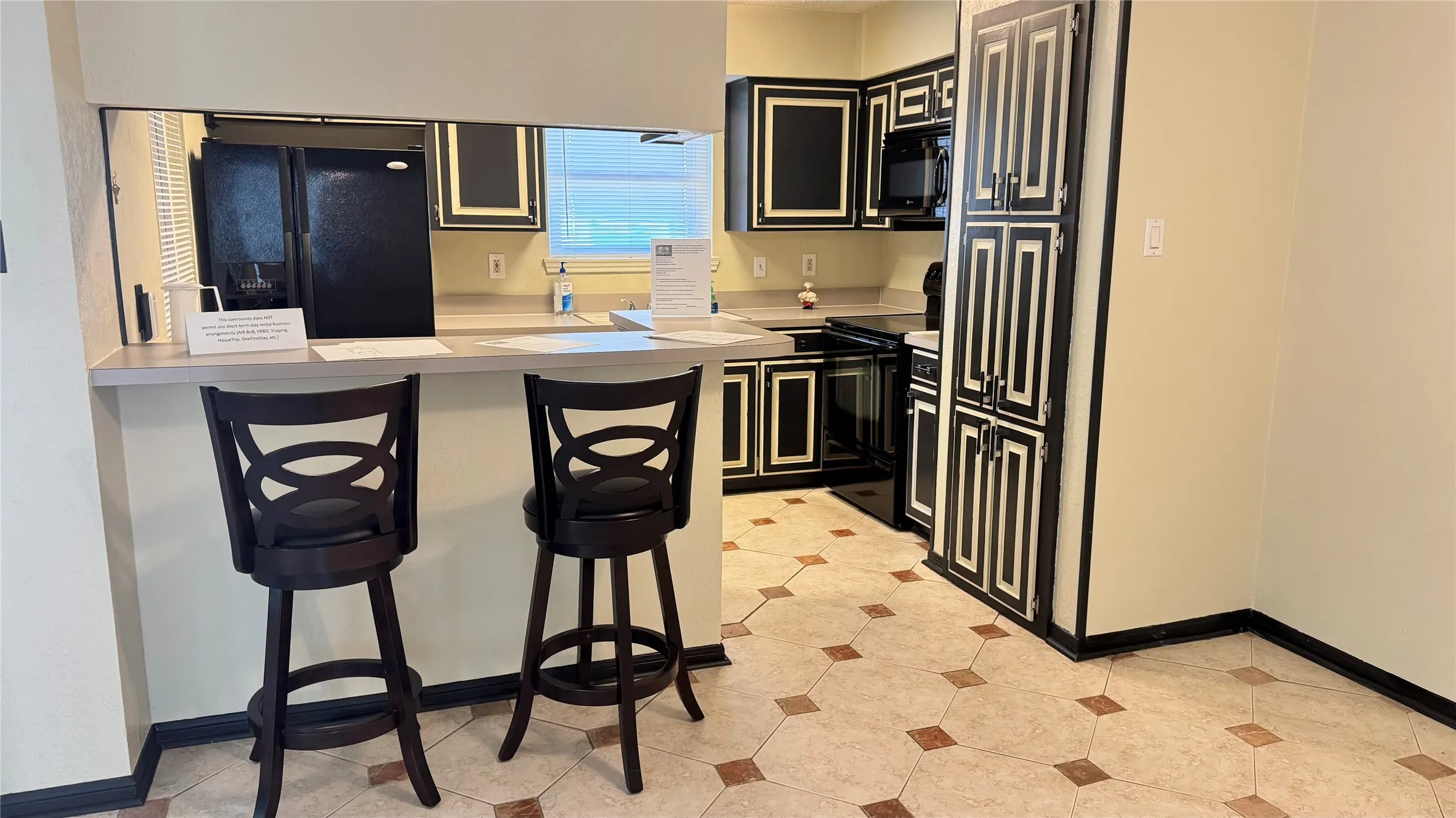 Condominium For Sale in Tarrant County , 1200 Calico Lane 820, Arlington, Texas 76011, 1 Bedroom, 1 Bathroom, Garage spaces, 792 Sqft, built in 1981, Preowned, mls#21259821, Real Estate Agent in Arlington, Homes For Sale in Tarrant county, Homes For Sale in Arlington, Realtor in Arlington Texas, Real Estate Brokerage Independent Realty Texas, Luminita Cordes Realtor