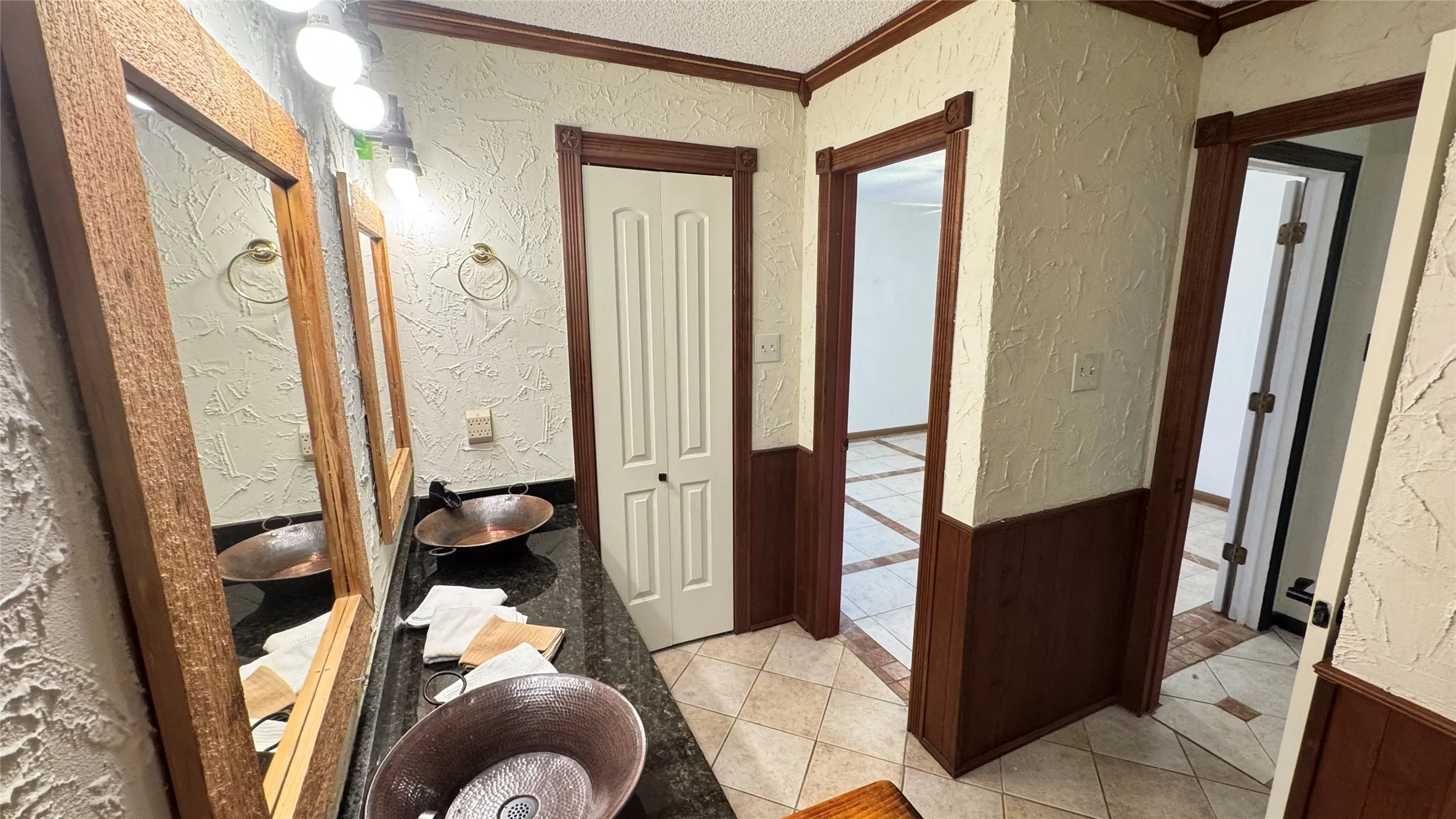 Condominium For Sale in Tarrant County , 1200 Calico Lane 820, Arlington, Texas 76011, 1 Bedroom, 1 Bathroom, Garage spaces, 792 Sqft, built in 1981, Preowned, mls#21259821, Real Estate Agent in Arlington, Homes For Sale in Tarrant county, Homes For Sale in Arlington, Realtor in Arlington Texas, Real Estate Brokerage Independent Realty Texas, Luminita Cordes Realtor