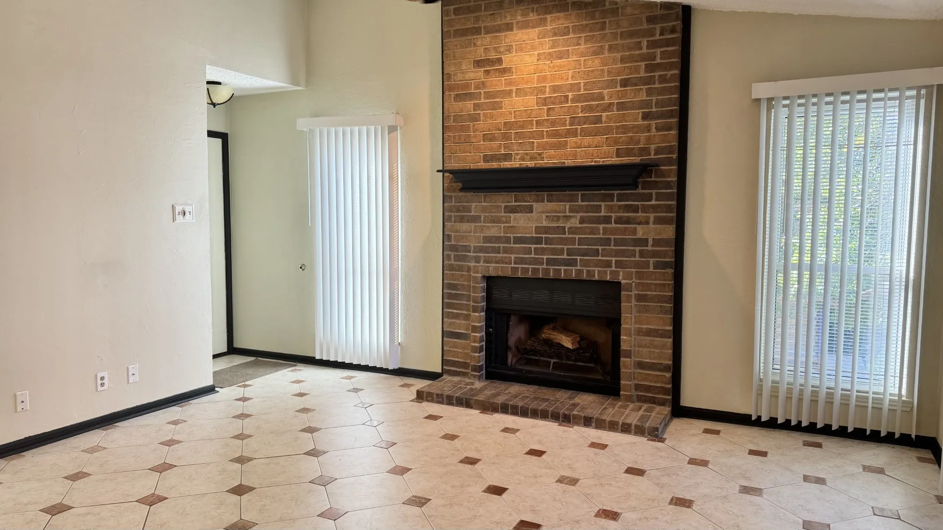 Condominium For Sale in Tarrant County , 1200 Calico Lane 820, Arlington, Texas 76011, 1 Bedroom, 1 Bathroom, Garage spaces, 792 Sqft, built in 1981, Preowned, mls#21259821, Real Estate Agent in Arlington, Homes For Sale in Tarrant county, Homes For Sale in Arlington, Realtor in Arlington Texas, Real Estate Brokerage Independent Realty Texas, Luminita Cordes Realtor