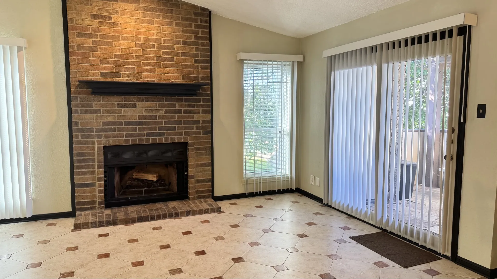 Condominium For Sale in Tarrant County , 1200 Calico Lane 820, Arlington, Texas 76011, 1 Bedroom, 1 Bathroom, Garage spaces, 792 Sqft, built in 1981, Preowned, mls#21259821, Real Estate Agent in Arlington, Homes For Sale in Tarrant county, Homes For Sale in Arlington, Realtor in Arlington Texas, Real Estate Brokerage Independent Realty Texas, Luminita Cordes Realtor