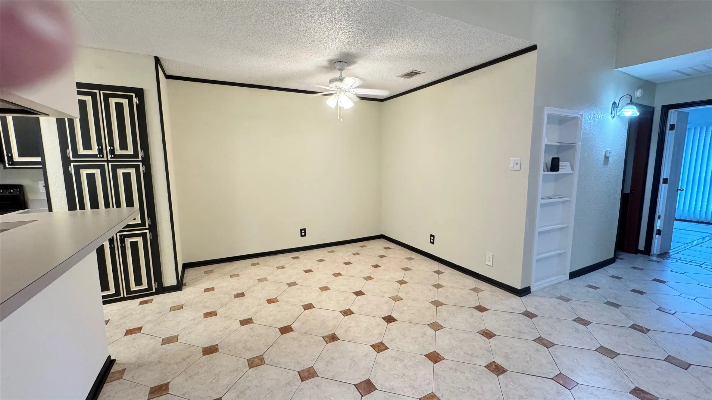 Condominium For Sale in Tarrant County , 1200 Calico Lane 820, Arlington, Texas 76011, 1 Bedroom, 1 Bathroom, Garage spaces, 792 Sqft, built in 1981, Preowned, mls#21259821, Real Estate Agent in Arlington, Homes For Sale in Tarrant county, Homes For Sale in Arlington, Realtor in Arlington Texas, Real Estate Brokerage Independent Realty Texas, Luminita Cordes Realtor