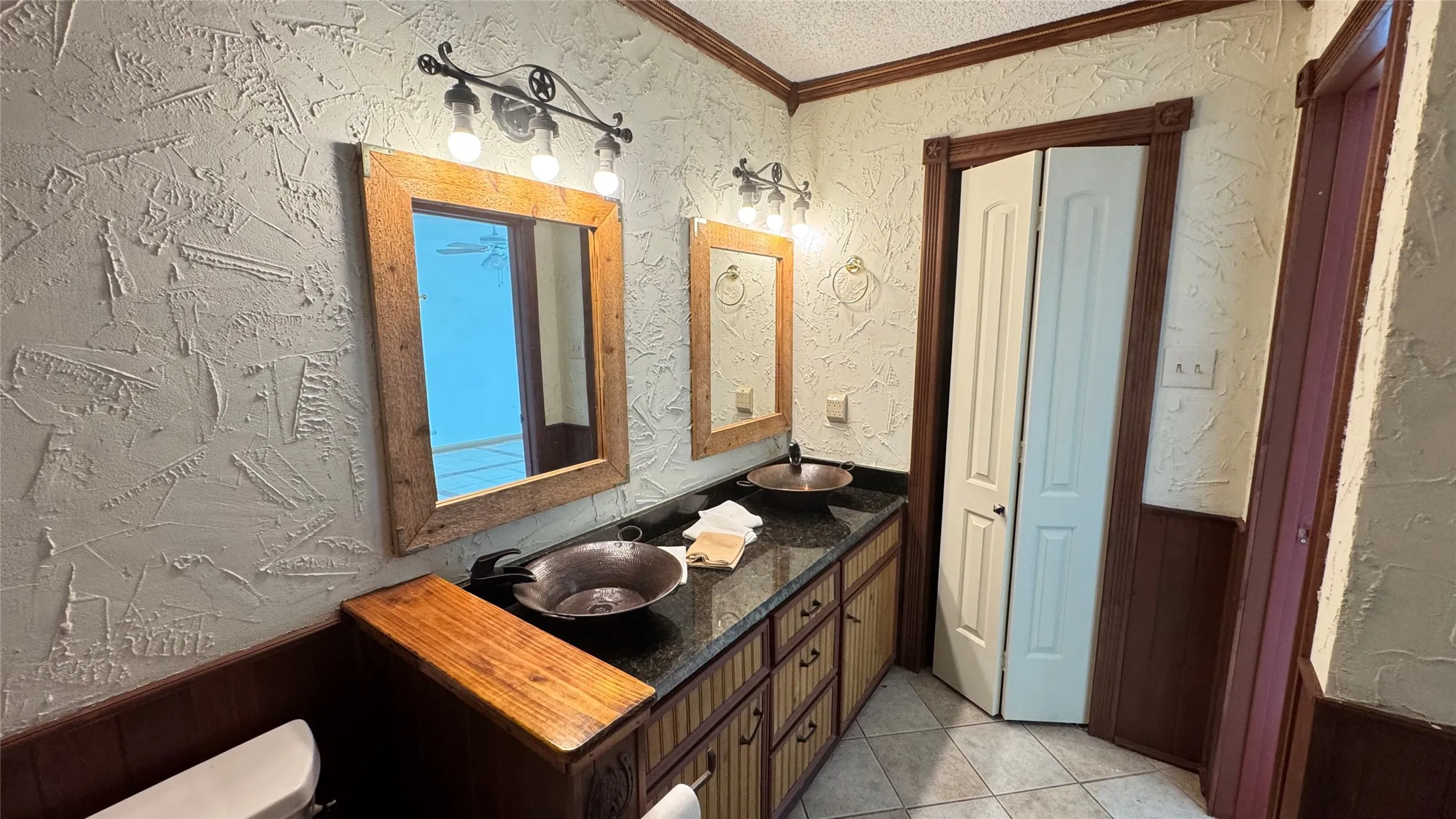 Condominium For Sale in Tarrant County , 1200 Calico Lane 820, Arlington, Texas 76011, 1 Bedroom, 1 Bathroom, Garage spaces, 792 Sqft, built in 1981, Preowned, mls#21259821, Real Estate Agent in Arlington, Homes For Sale in Tarrant county, Homes For Sale in Arlington, Realtor in Arlington Texas, Real Estate Brokerage Independent Realty Texas, Luminita Cordes Realtor