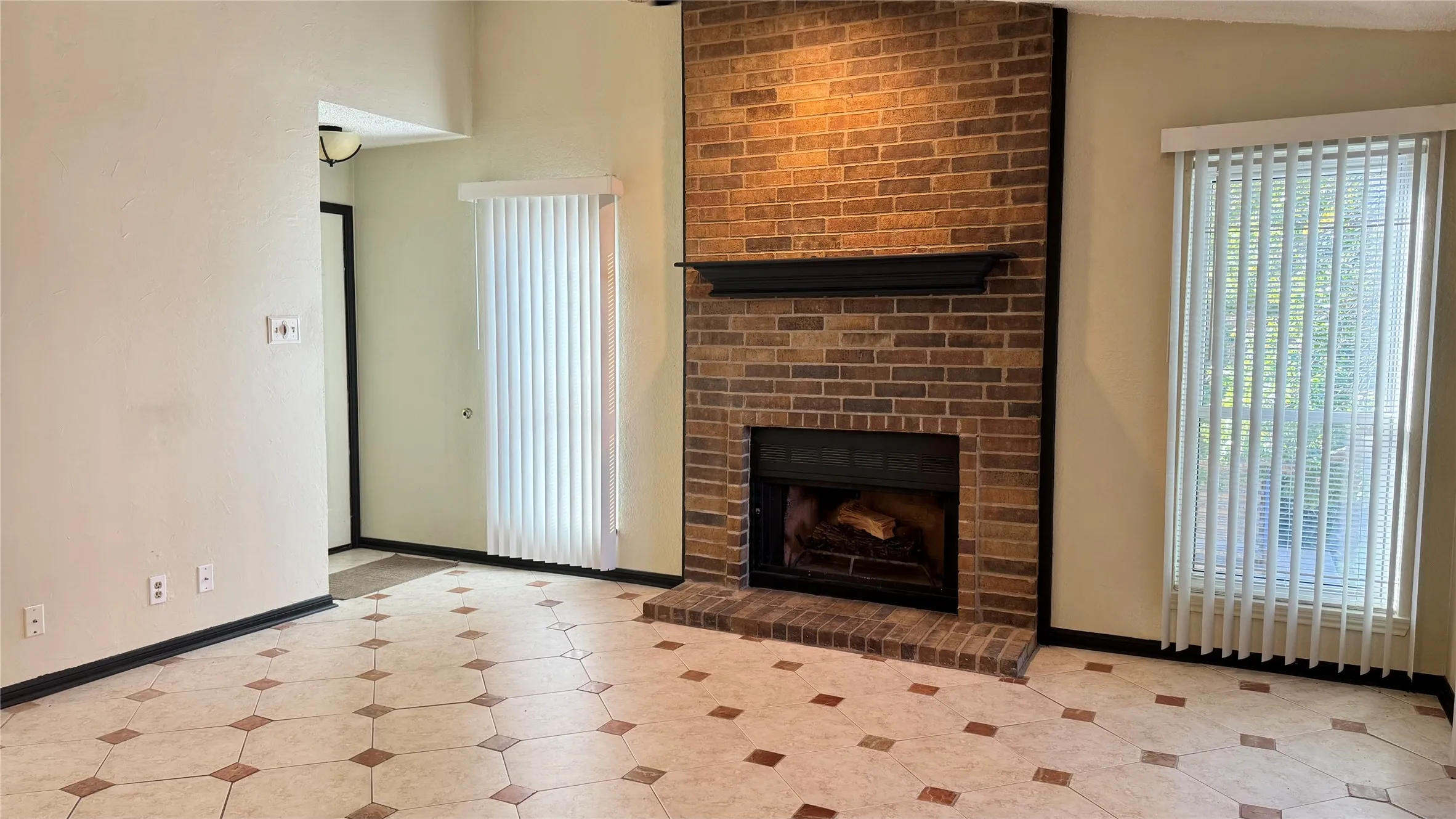 Condominium For Sale in Tarrant County , 1200 Calico Lane 820, Arlington, Texas 76011, 1 Bedroom, 1 Bathroom, Garage spaces, 792 Sqft, built in 1981, Preowned, mls#21259821, Real Estate Agent in Arlington, Homes For Sale in Tarrant county, Homes For Sale in Arlington, Realtor in Arlington Texas, Real Estate Brokerage Independent Realty Texas, Luminita Cordes Realtor