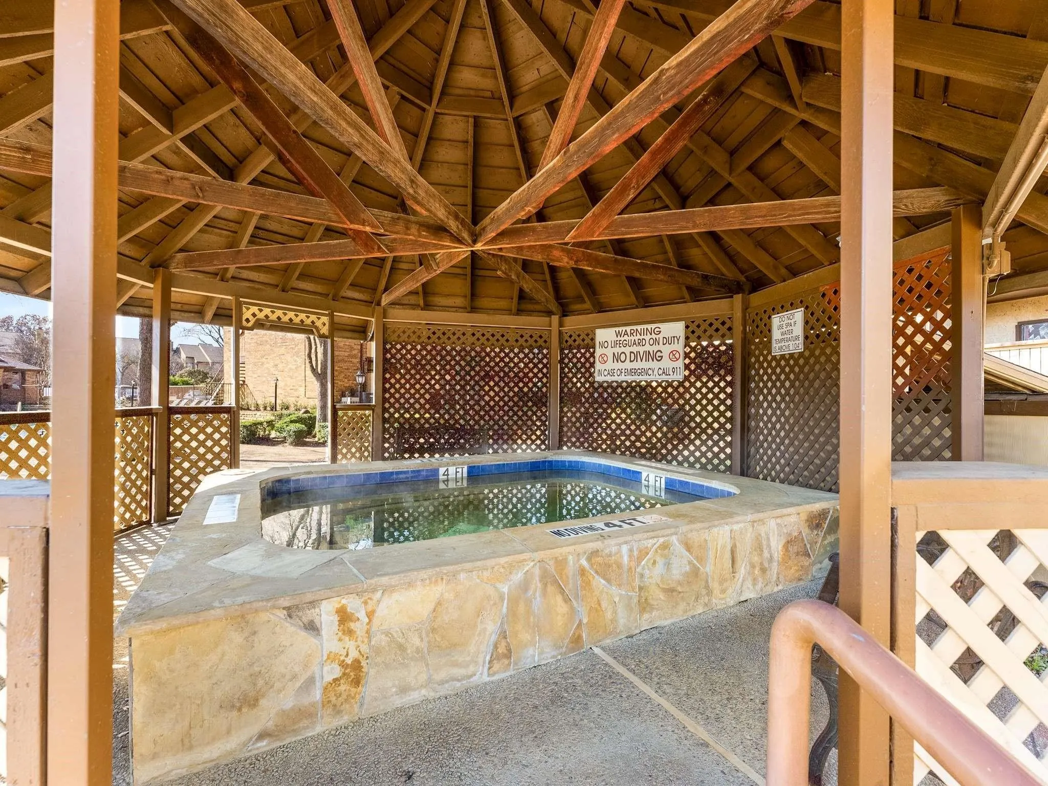 Condominium For Sale in Tarrant County , 1200 Calico Lane 820, Arlington, Texas 76011, 1 Bedroom, 1 Bathroom, Garage spaces, 792 Sqft, built in 1981, Preowned, mls#21259821, Real Estate Agent in Arlington, Homes For Sale in Tarrant county, Homes For Sale in Arlington, Realtor in Arlington Texas, Real Estate Brokerage Independent Realty Texas, Luminita Cordes Realtor
