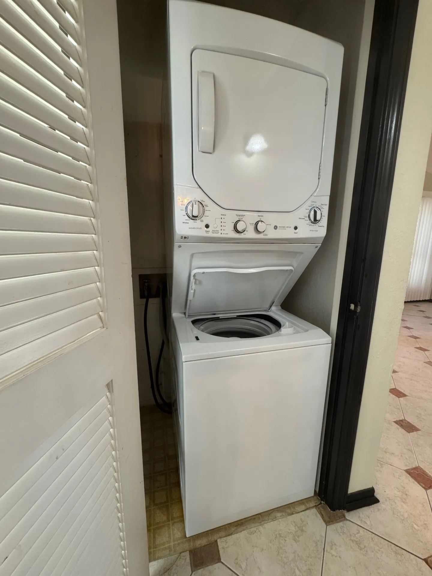 Condominium For Sale in Tarrant County , 1200 Calico Lane 820, Arlington, Texas 76011, 1 Bedroom, 1 Bathroom, Garage spaces, 792 Sqft, built in 1981, Preowned, mls#21259821, Real Estate Agent in Arlington, Homes For Sale in Tarrant county, Homes For Sale in Arlington, Realtor in Arlington Texas, Real Estate Brokerage Independent Realty Texas, Luminita Cordes Realtor