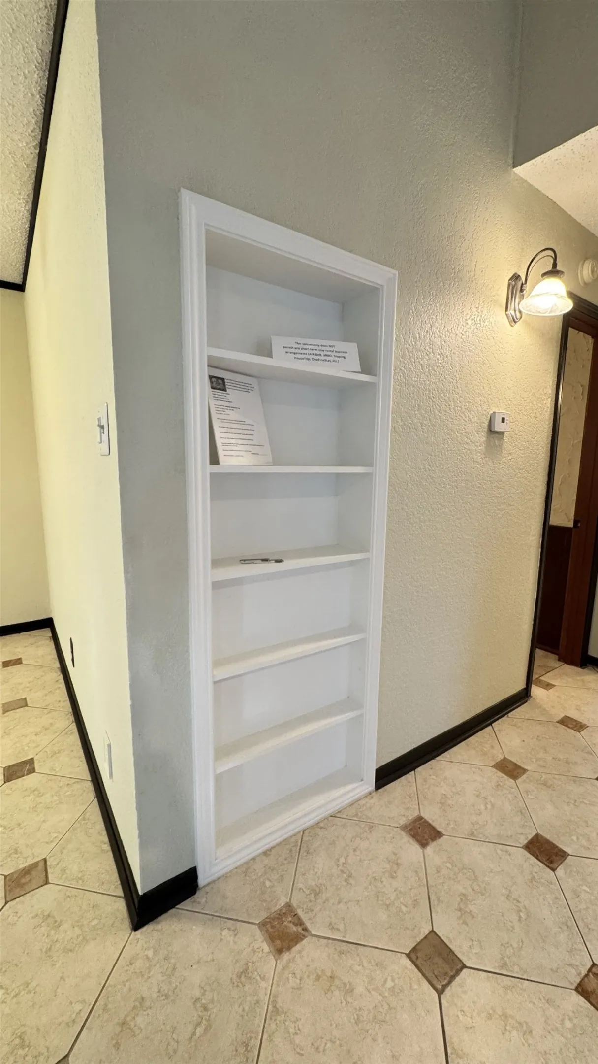 Condominium For Sale in Tarrant County , 1200 Calico Lane 820, Arlington, Texas 76011, 1 Bedroom, 1 Bathroom, Garage spaces, 792 Sqft, built in 1981, Preowned, mls#21259821, Real Estate Agent in Arlington, Homes For Sale in Tarrant county, Homes For Sale in Arlington, Realtor in Arlington Texas, Real Estate Brokerage Independent Realty Texas, Luminita Cordes Realtor