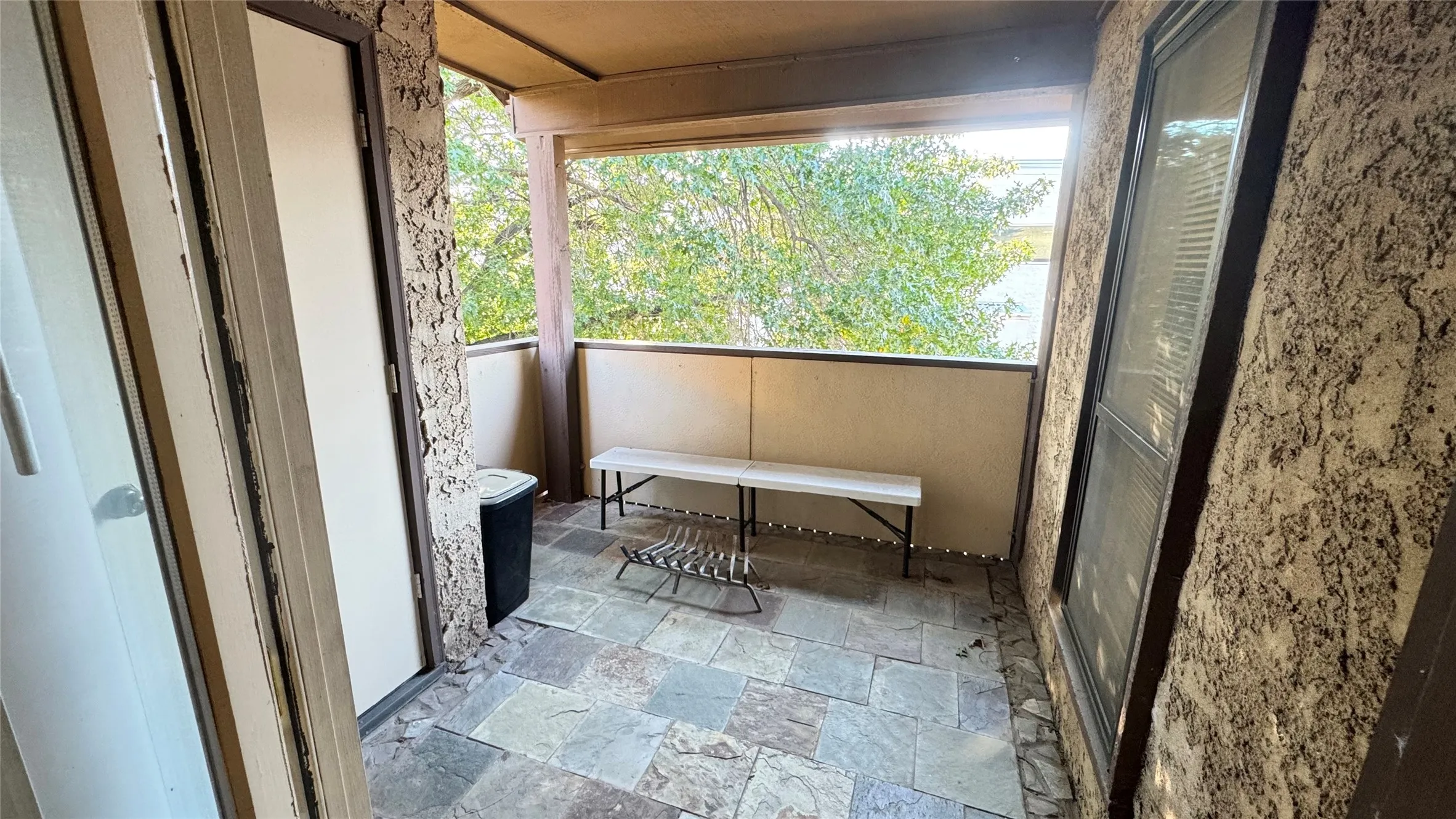 Condominium For Sale in Tarrant County , 1200 Calico Lane 820, Arlington, Texas 76011, 1 Bedroom, 1 Bathroom, Garage spaces, 792 Sqft, built in 1981, Preowned, mls#21259821, Real Estate Agent in Arlington, Homes For Sale in Tarrant county, Homes For Sale in Arlington, Realtor in Arlington Texas, Real Estate Brokerage Independent Realty Texas, Luminita Cordes Realtor