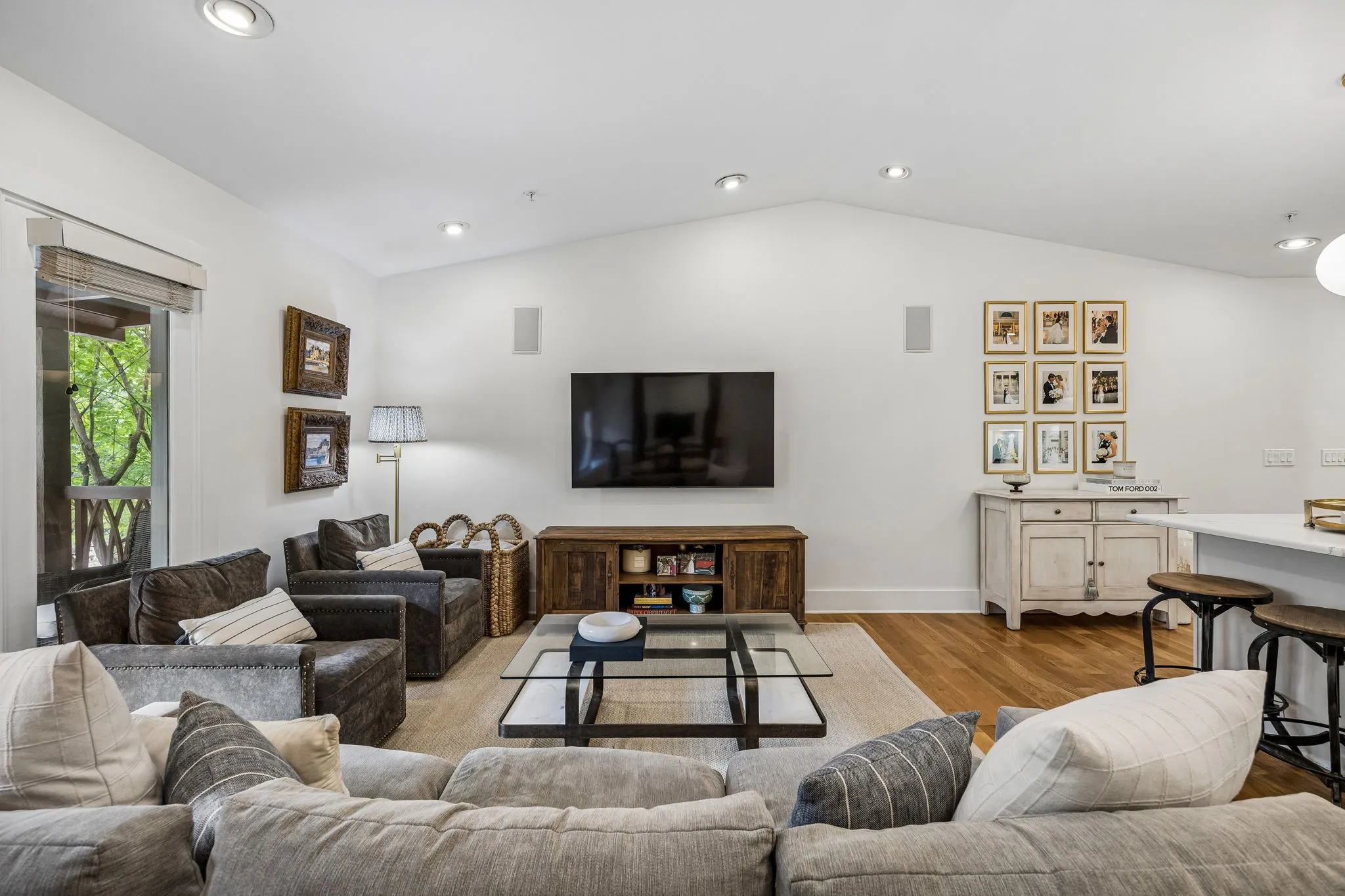 Townhouse For Sale in Dallas County , 5109 Dillard Lane, Dallas, Texas 75209, 2 Bedroom, 2 Bathroom, 2 Garage spaces, 1,580 Sqft, built in 2005, Preowned, mls#21259837, Real Estate Agent in Dallas, Homes For Sale in Dallas county, Homes For Sale in Dallas, Realtor in Dallas Texas, Real Estate Brokerage Independent Realty Texas, Luminita Cordes Realtor