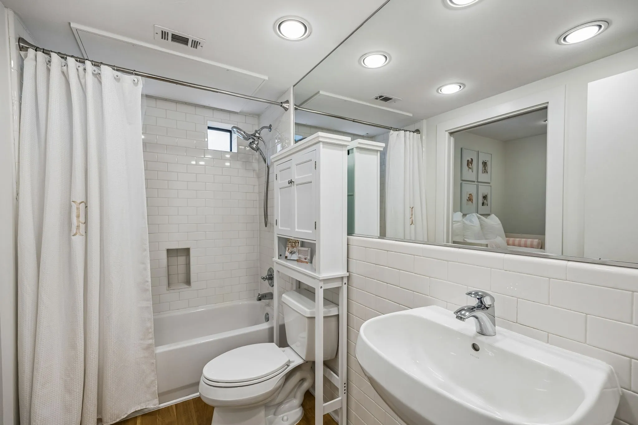 Townhouse For Sale in Dallas County , 5109 Dillard Lane, Dallas, Texas 75209, 2 Bedroom, 2 Bathroom, 2 Garage spaces, 1,580 Sqft, built in 2005, Preowned, mls#21259837, Real Estate Agent in Dallas, Homes For Sale in Dallas county, Homes For Sale in Dallas, Realtor in Dallas Texas, Real Estate Brokerage Independent Realty Texas, Luminita Cordes Realtor