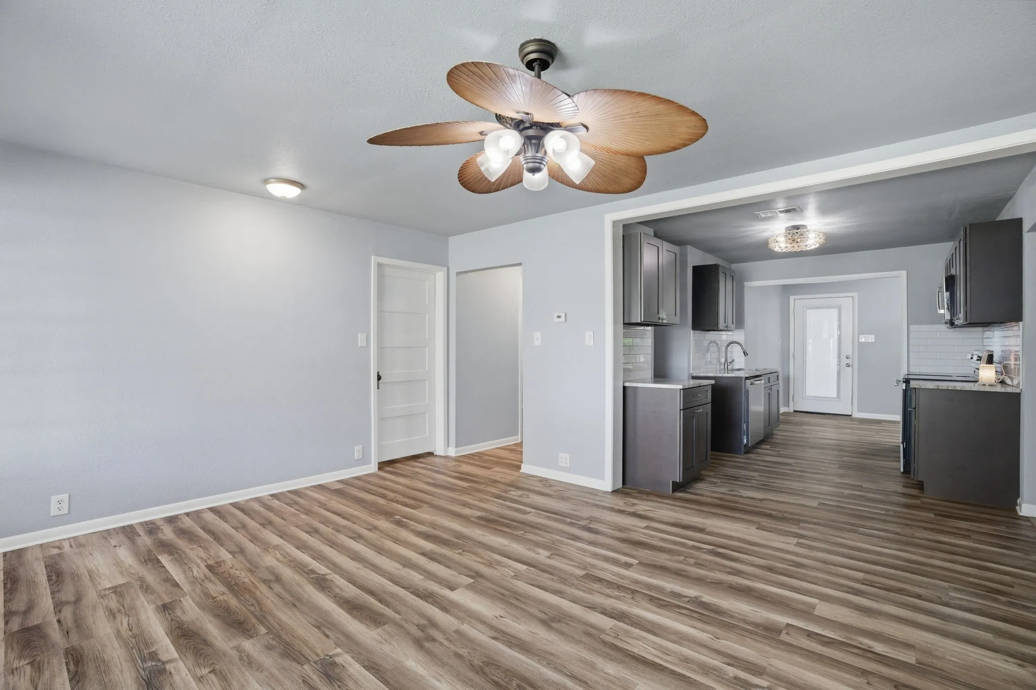 Single Family Residence For Sale in Fannin County , 1800 Island Bayou, Bonham, Texas 75418, 4 Bedroom, 2 Bathroom, 1 Garage spaces, 1,962 Sqft, built in 1940, Preowned, mls#21251427, Real Estate Agent in Bonham, Homes For Sale in Fannin county, Homes For Sale in Bonham, Realtor in Bonham Texas, Real Estate Brokerage Independent Realty Texas, Luminita Cordes Realtor