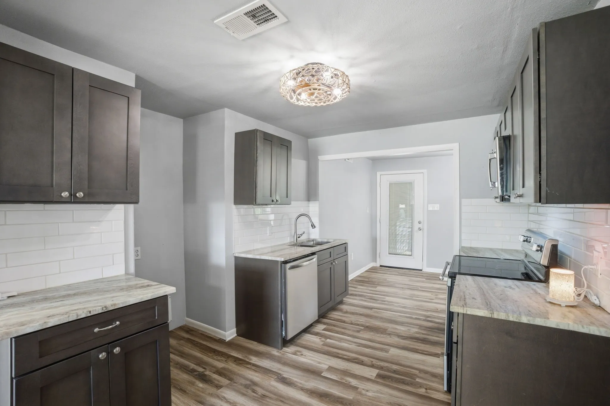 Single Family Residence For Sale in Fannin County , 1800 Island Bayou, Bonham, Texas 75418, 4 Bedroom, 2 Bathroom, 1 Garage spaces, 1,962 Sqft, built in 1940, Preowned, mls#21251427, Real Estate Agent in Bonham, Homes For Sale in Fannin county, Homes For Sale in Bonham, Realtor in Bonham Texas, Real Estate Brokerage Independent Realty Texas, Luminita Cordes Realtor