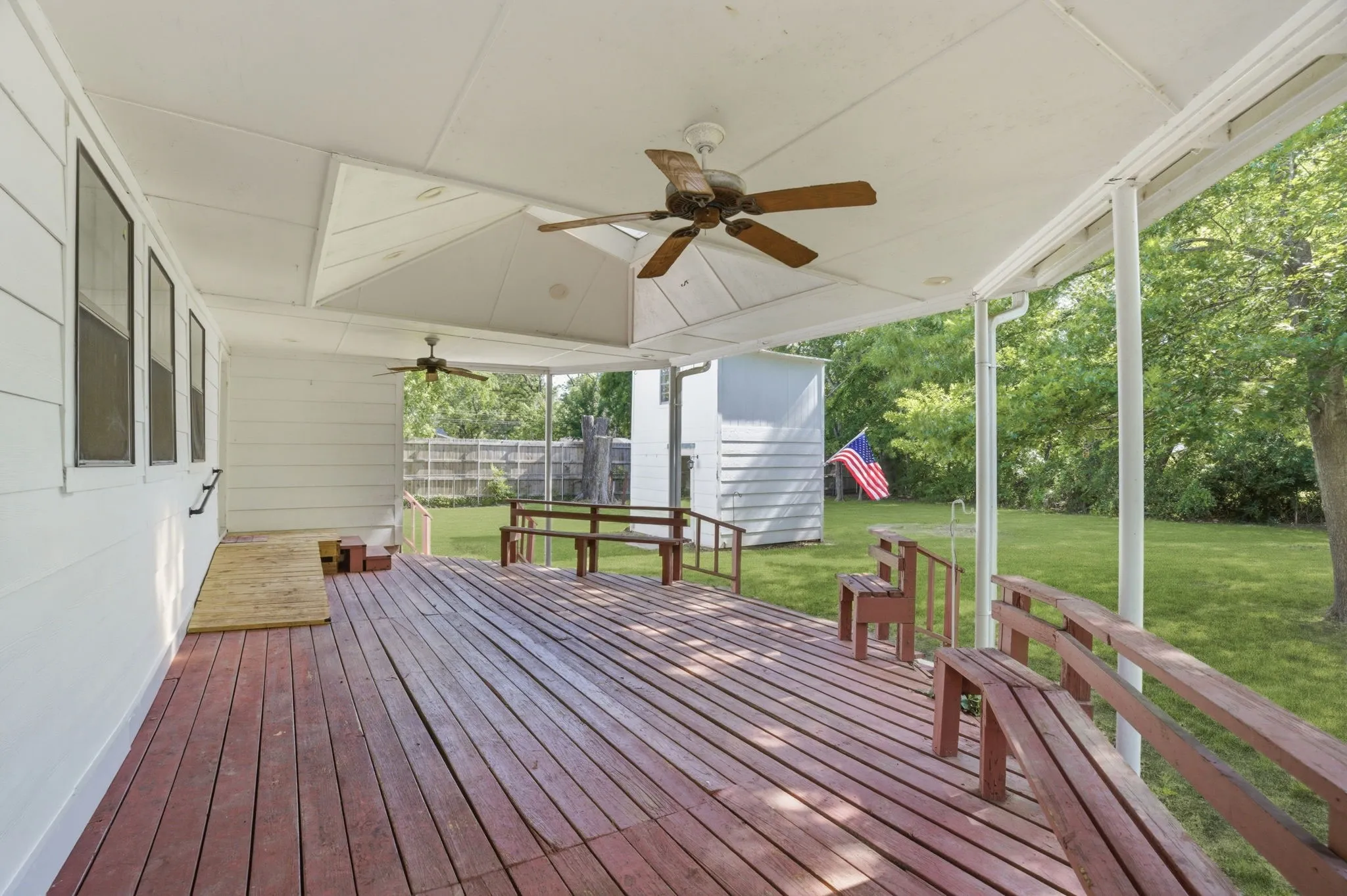 Single Family Residence For Sale in Fannin County , 1800 Island Bayou, Bonham, Texas 75418, 4 Bedroom, 2 Bathroom, 1 Garage spaces, 1,962 Sqft, built in 1940, Preowned, mls#21251427, Real Estate Agent in Bonham, Homes For Sale in Fannin county, Homes For Sale in Bonham, Realtor in Bonham Texas, Real Estate Brokerage Independent Realty Texas, Luminita Cordes Realtor