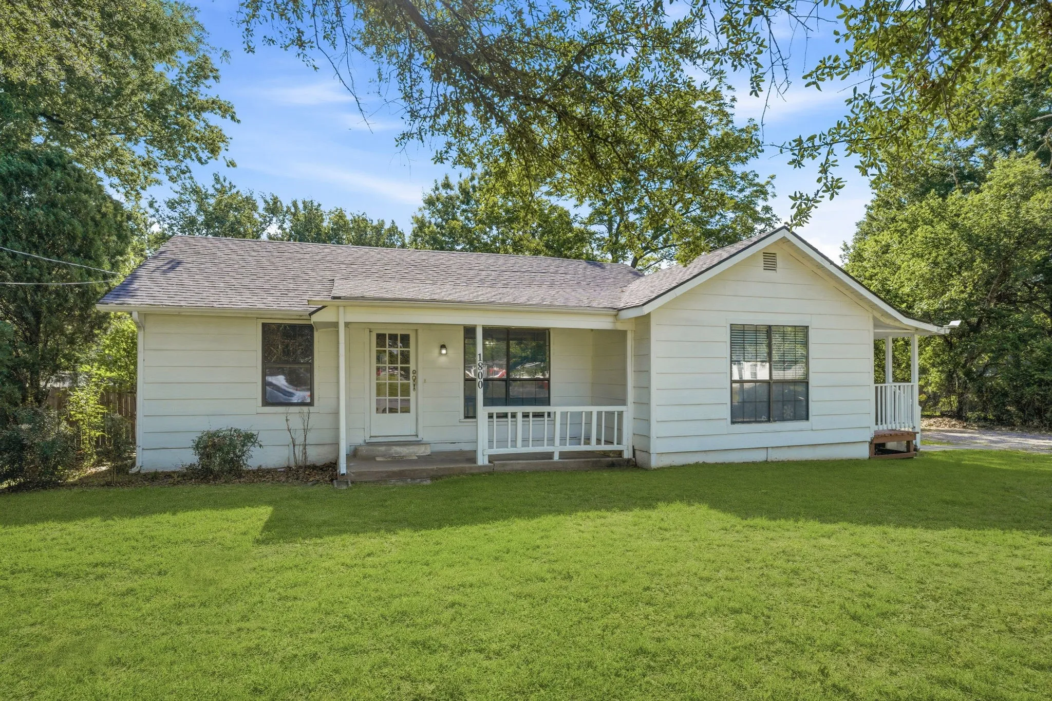 Single Family Residence For Sale in Fannin County , 1800 Island Bayou, Bonham, Texas 75418, 4 Bedroom, 2 Bathroom, 1 Garage spaces, 1,962 Sqft, built in 1940, Preowned, mls#21251427, Real Estate Agent in Bonham, Homes For Sale in Fannin county, Homes For Sale in Bonham, Realtor in Bonham Texas, Real Estate Brokerage Independent Realty Texas, Luminita Cordes Realtor