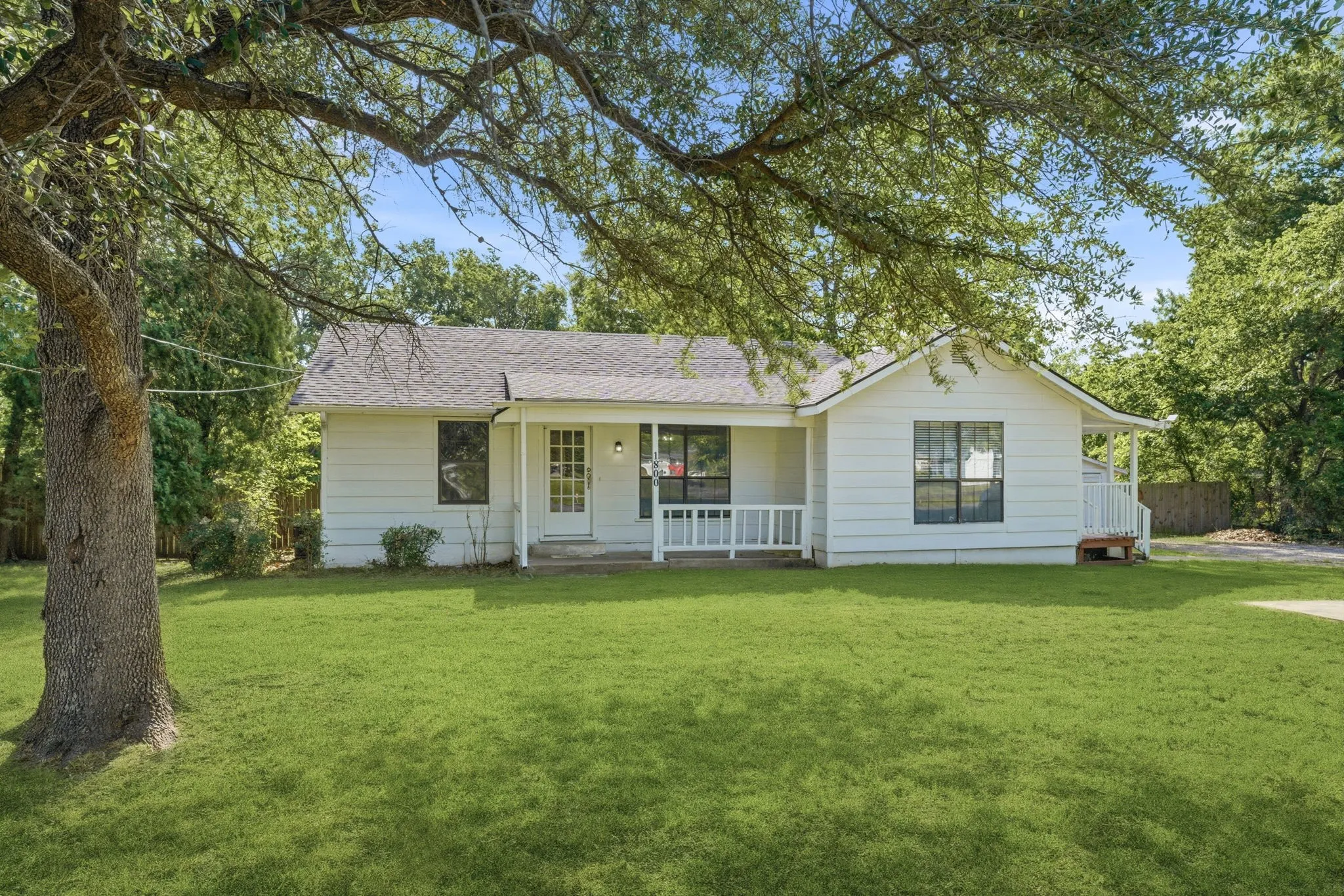 Single Family Residence For Sale in Fannin County , 1800 Island Bayou, Bonham, Texas 75418, 4 Bedroom, 2 Bathroom, 1 Garage spaces, 1,962 Sqft, built in 1940, Preowned, mls#21251427, Real Estate Agent in Bonham, Homes For Sale in Fannin county, Homes For Sale in Bonham, Realtor in Bonham Texas, Real Estate Brokerage Independent Realty Texas, Luminita Cordes Realtor