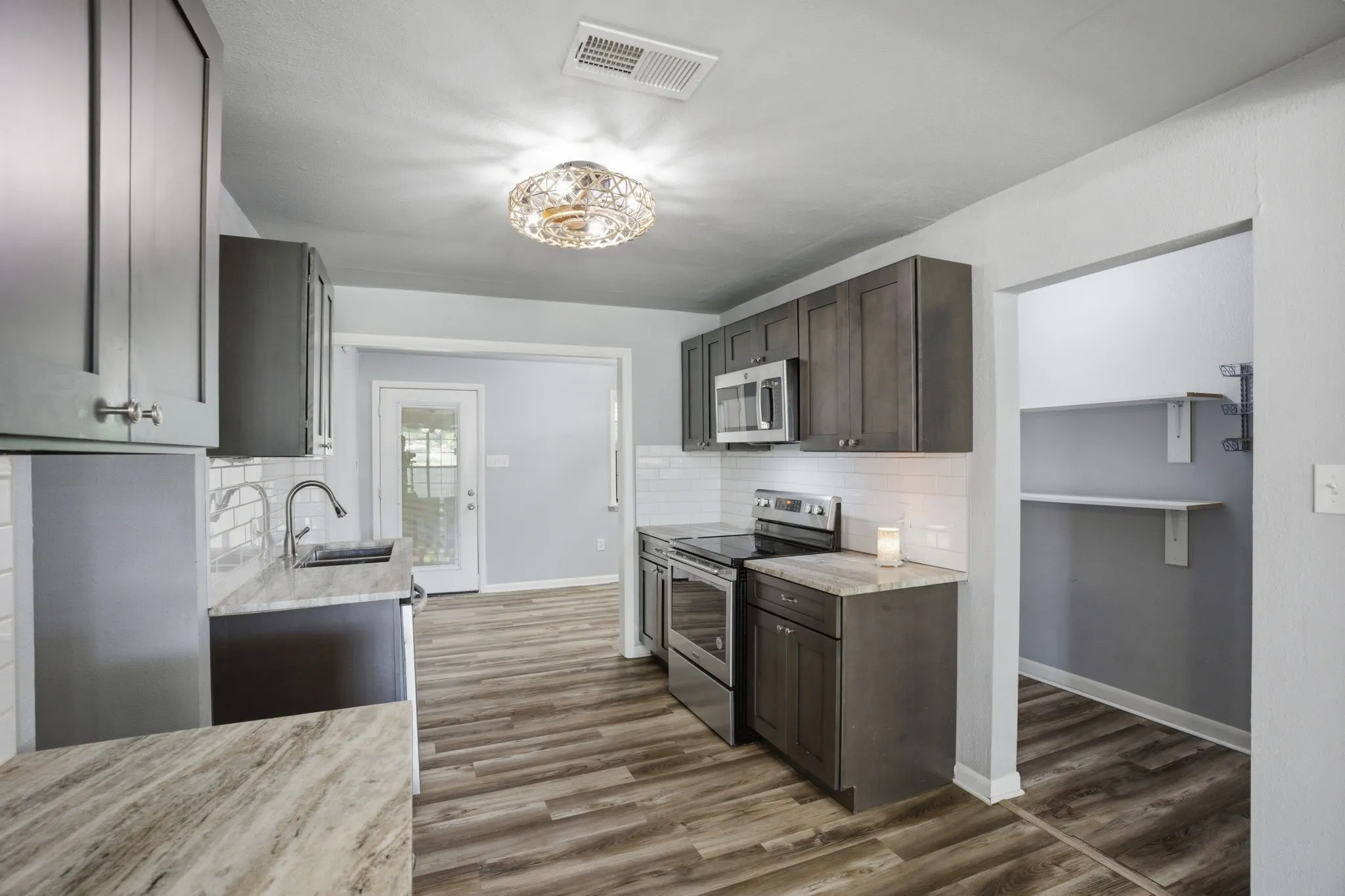 Single Family Residence For Sale in Fannin County , 1800 Island Bayou, Bonham, Texas 75418, 4 Bedroom, 2 Bathroom, 1 Garage spaces, 1,962 Sqft, built in 1940, Preowned, mls#21251427, Real Estate Agent in Bonham, Homes For Sale in Fannin county, Homes For Sale in Bonham, Realtor in Bonham Texas, Real Estate Brokerage Independent Realty Texas, Luminita Cordes Realtor