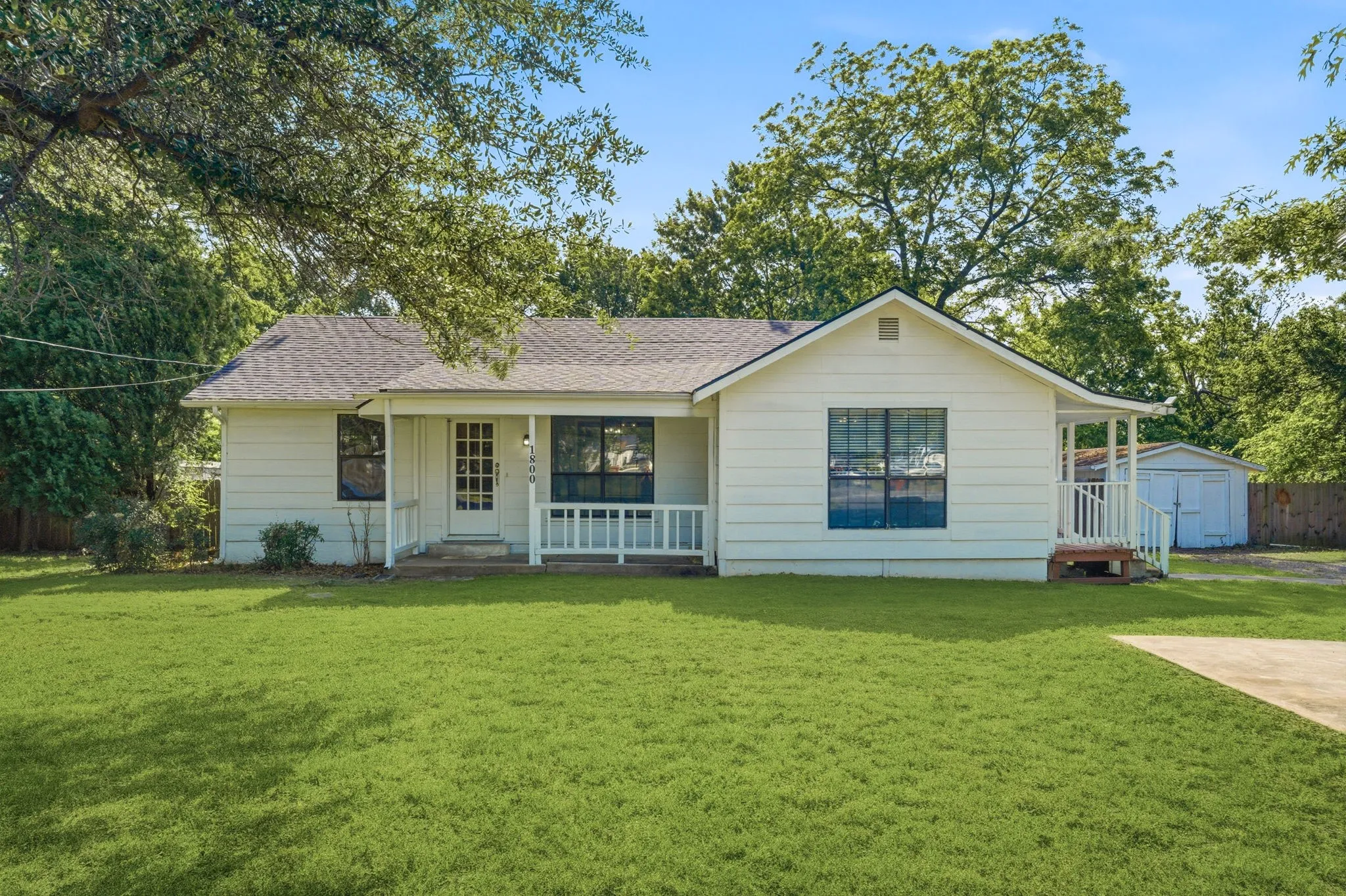 Single Family Residence For Sale in Fannin County , 1800 Island Bayou, Bonham, Texas 75418, 4 Bedroom, 2 Bathroom, 1 Garage spaces, 1,962 Sqft, built in 1940, Preowned, mls#21251427, Real Estate Agent in Bonham, Homes For Sale in Fannin county, Homes For Sale in Bonham, Realtor in Bonham Texas, Real Estate Brokerage Independent Realty Texas, Luminita Cordes Realtor