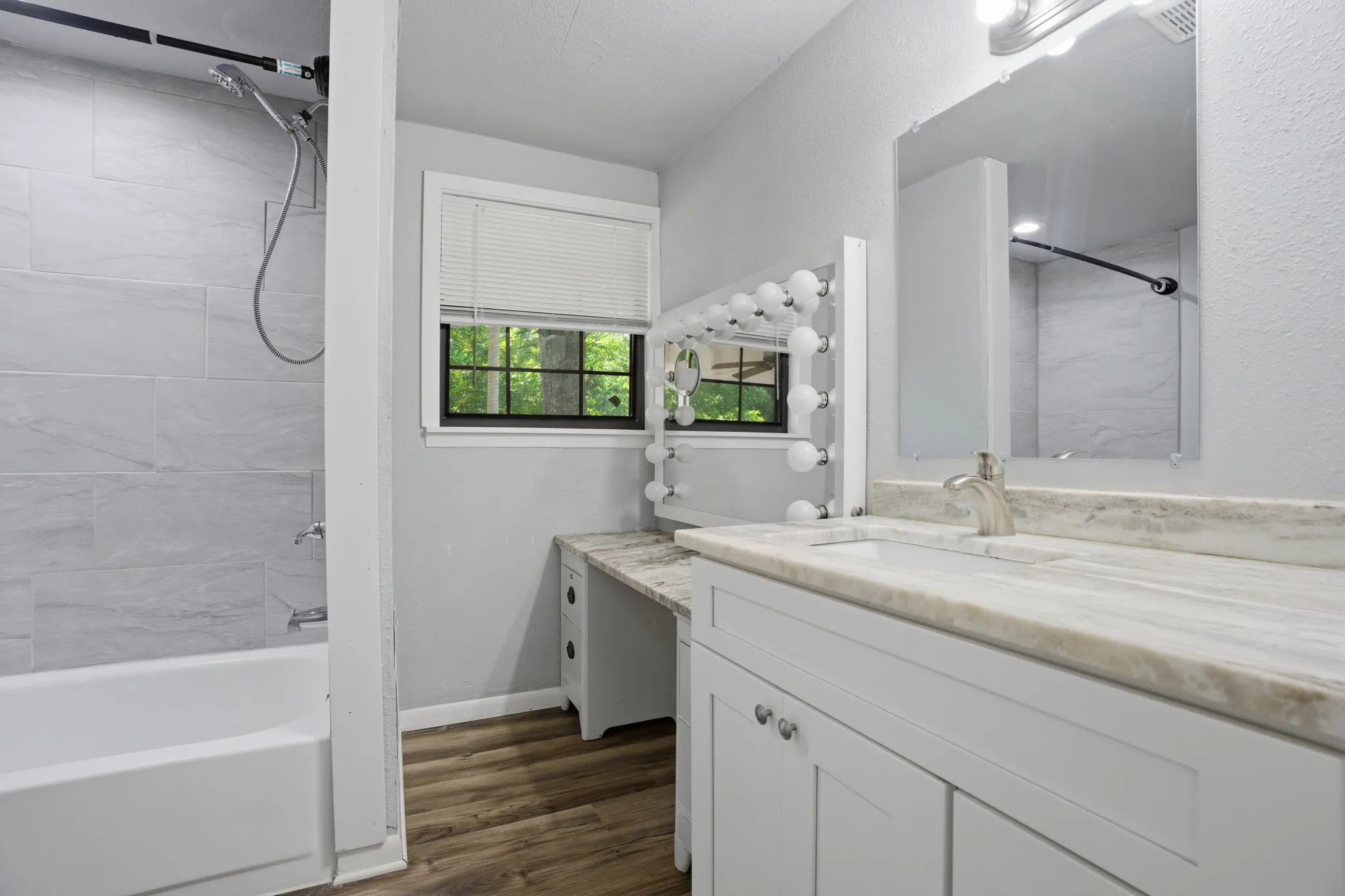 Single Family Residence For Sale in Fannin County , 1800 Island Bayou, Bonham, Texas 75418, 4 Bedroom, 2 Bathroom, 1 Garage spaces, 1,962 Sqft, built in 1940, Preowned, mls#21251427, Real Estate Agent in Bonham, Homes For Sale in Fannin county, Homes For Sale in Bonham, Realtor in Bonham Texas, Real Estate Brokerage Independent Realty Texas, Luminita Cordes Realtor