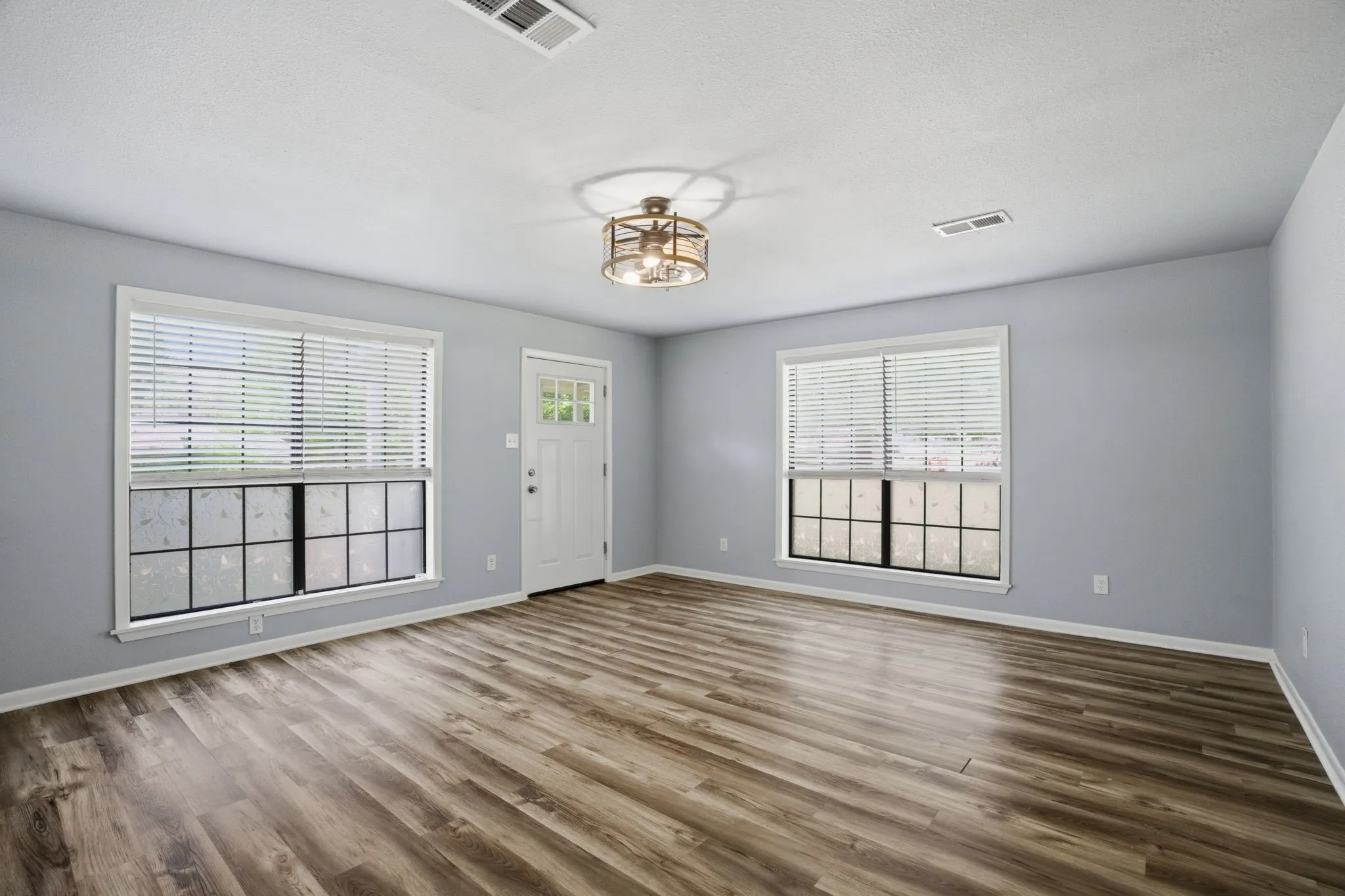 Single Family Residence For Sale in Fannin County , 1800 Island Bayou, Bonham, Texas 75418, 4 Bedroom, 2 Bathroom, 1 Garage spaces, 1,962 Sqft, built in 1940, Preowned, mls#21251427, Real Estate Agent in Bonham, Homes For Sale in Fannin county, Homes For Sale in Bonham, Realtor in Bonham Texas, Real Estate Brokerage Independent Realty Texas, Luminita Cordes Realtor
