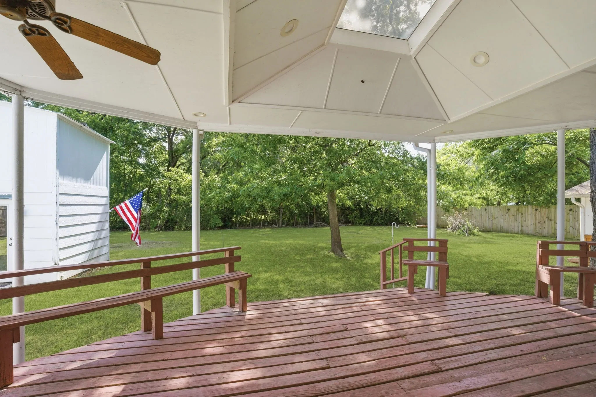 Single Family Residence For Sale in Fannin County , 1800 Island Bayou, Bonham, Texas 75418, 4 Bedroom, 2 Bathroom, 1 Garage spaces, 1,962 Sqft, built in 1940, Preowned, mls#21251427, Real Estate Agent in Bonham, Homes For Sale in Fannin county, Homes For Sale in Bonham, Realtor in Bonham Texas, Real Estate Brokerage Independent Realty Texas, Luminita Cordes Realtor