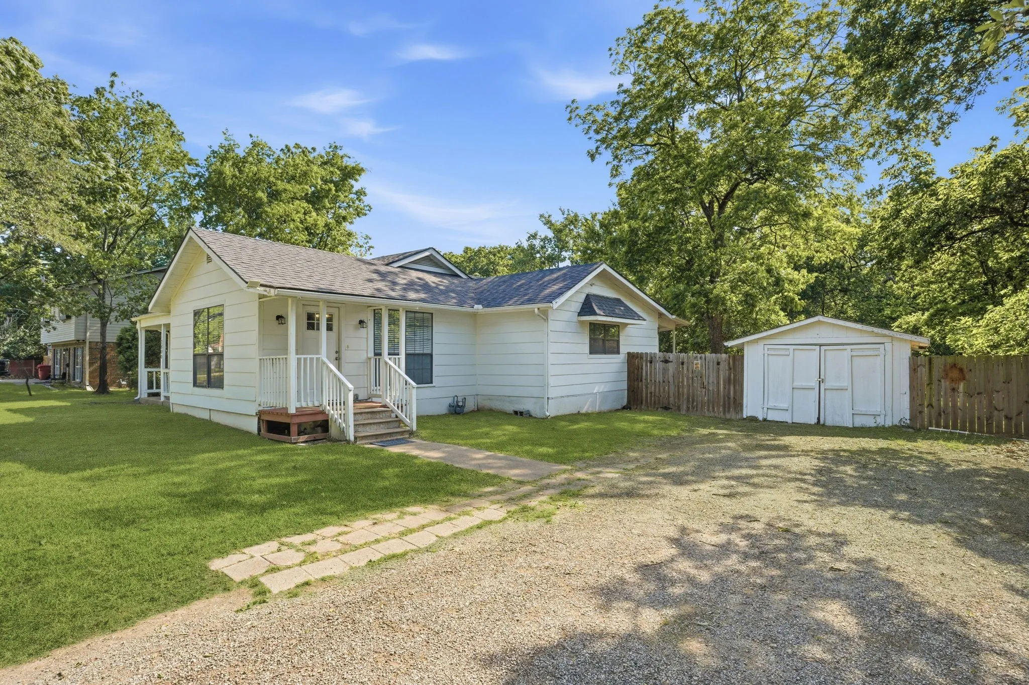 Single Family Residence For Sale in Fannin County , 1800 Island Bayou, Bonham, Texas 75418, 4 Bedroom, 2 Bathroom, 1 Garage spaces, 1,962 Sqft, built in 1940, Preowned, mls#21251427, Real Estate Agent in Bonham, Homes For Sale in Fannin county, Homes For Sale in Bonham, Realtor in Bonham Texas, Real Estate Brokerage Independent Realty Texas, Luminita Cordes Realtor