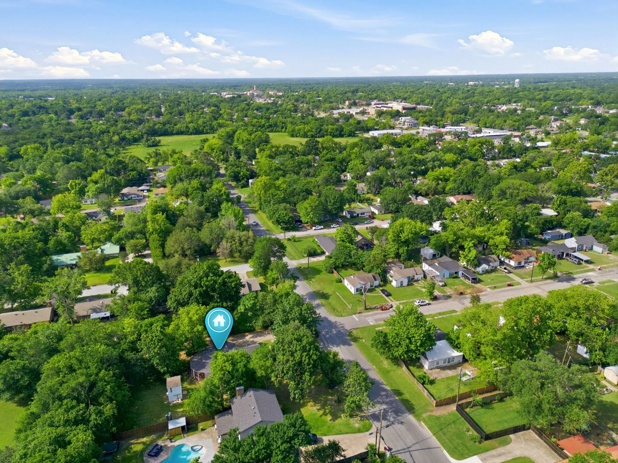 Single Family Residence For Sale in Fannin County , 1800 Island Bayou, Bonham, Texas 75418, 4 Bedroom, 2 Bathroom, 1 Garage spaces, 1,962 Sqft, built in 1940, Preowned, mls#21251427, Real Estate Agent in Bonham, Homes For Sale in Fannin county, Homes For Sale in Bonham, Realtor in Bonham Texas, Real Estate Brokerage Independent Realty Texas, Luminita Cordes Realtor