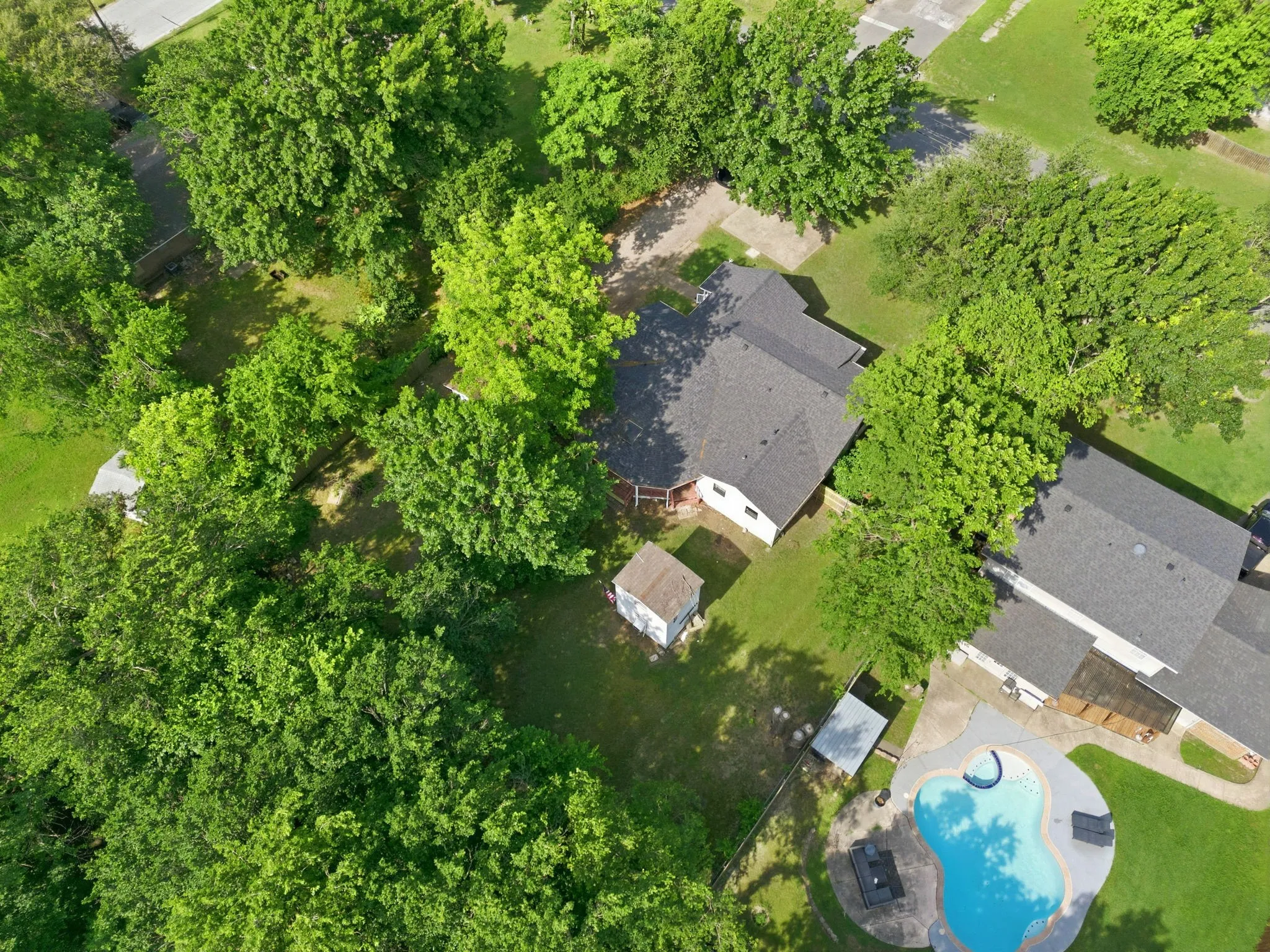 Single Family Residence For Sale in Fannin County , 1800 Island Bayou, Bonham, Texas 75418, 4 Bedroom, 2 Bathroom, 1 Garage spaces, 1,962 Sqft, built in 1940, Preowned, mls#21251427, Real Estate Agent in Bonham, Homes For Sale in Fannin county, Homes For Sale in Bonham, Realtor in Bonham Texas, Real Estate Brokerage Independent Realty Texas, Luminita Cordes Realtor