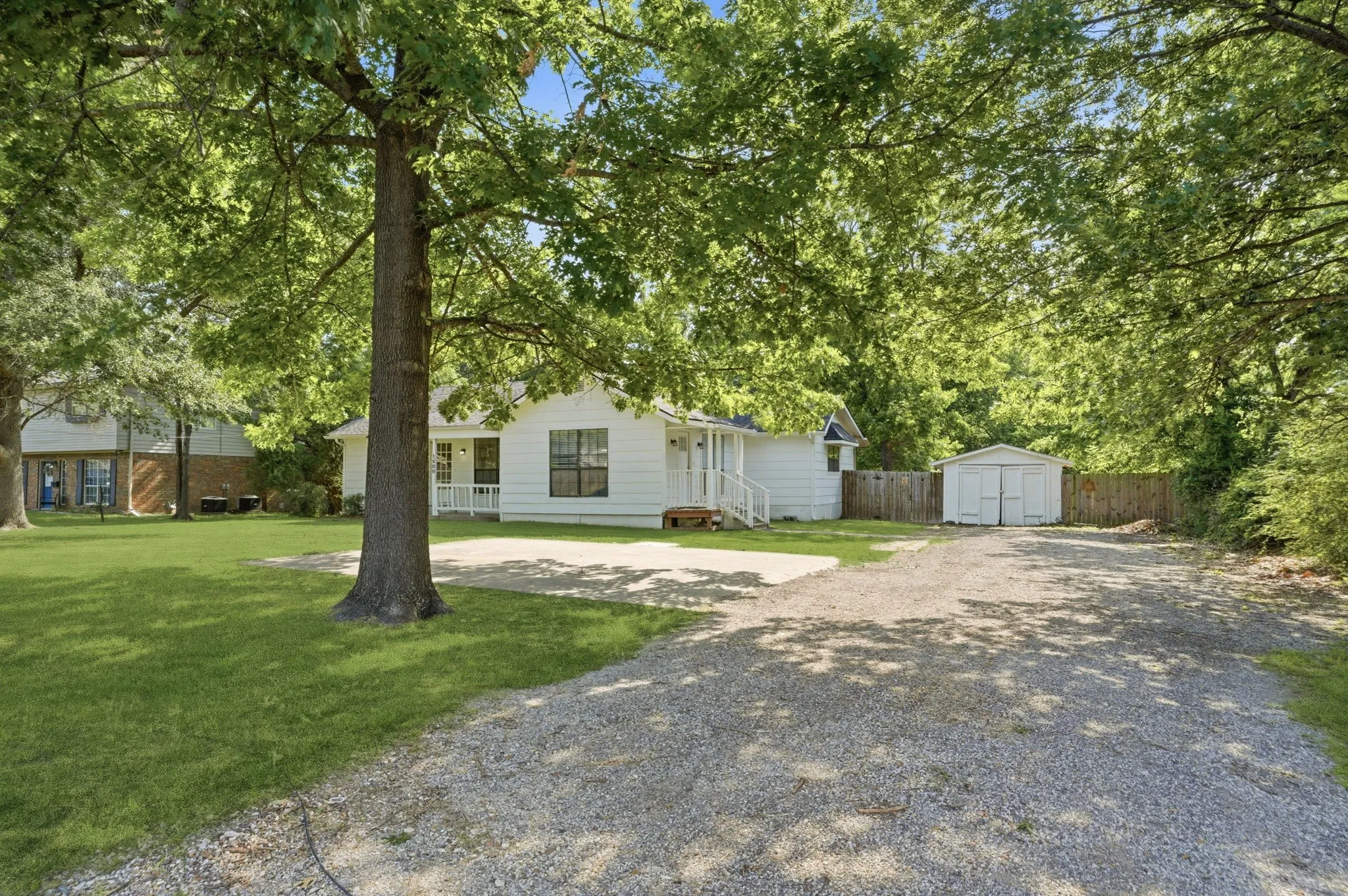 Single Family Residence For Sale in Fannin County , 1800 Island Bayou, Bonham, Texas 75418, 4 Bedroom, 2 Bathroom, 1 Garage spaces, 1,962 Sqft, built in 1940, Preowned, mls#21251427, Real Estate Agent in Bonham, Homes For Sale in Fannin county, Homes For Sale in Bonham, Realtor in Bonham Texas, Real Estate Brokerage Independent Realty Texas, Luminita Cordes Realtor