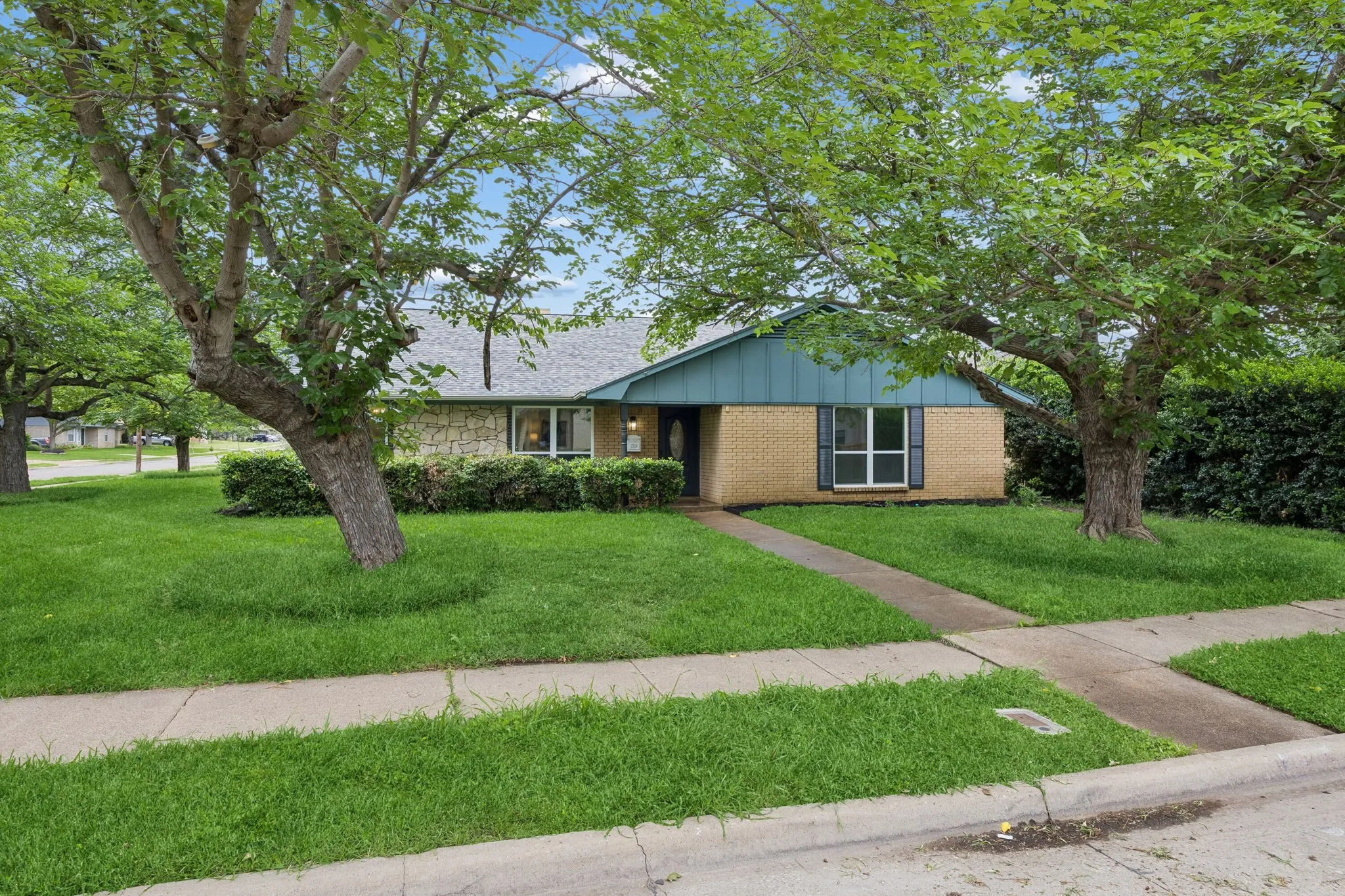 Single Family Residence For Sale in Dallas County , 2524 Glen Lea Drive, Irving, Texas 75062, 3 Bedroom, 2 Bathroom, 2 Garage spaces, 2,029 Sqft, built in 1968, Preowned, mls#21259886, Real Estate Agent in Irving, Homes For Sale in Dallas county, Homes For Sale in Irving, Realtor in Irving Texas, Real Estate Brokerage Independent Realty Texas, Luminita Cordes Realtor