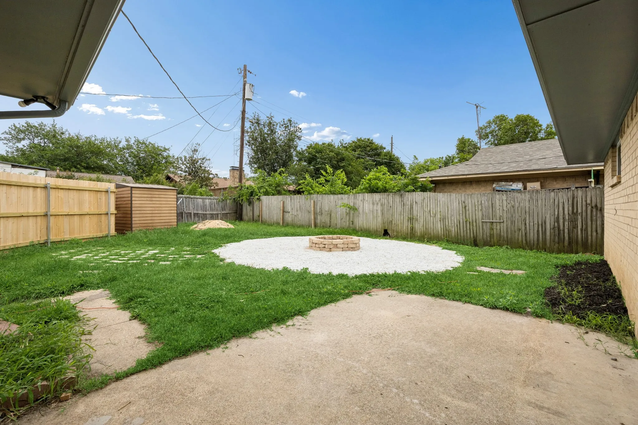 Single Family Residence For Sale in Dallas County , 2524 Glen Lea Drive, Irving, Texas 75062, 3 Bedroom, 2 Bathroom, 2 Garage spaces, 2,029 Sqft, built in 1968, Preowned, mls#21259886, Real Estate Agent in Irving, Homes For Sale in Dallas county, Homes For Sale in Irving, Realtor in Irving Texas, Real Estate Brokerage Independent Realty Texas, Luminita Cordes Realtor