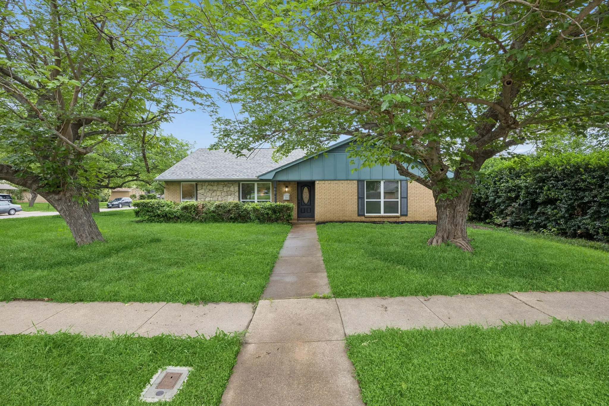 Single Family Residence For Sale in Dallas County , 2524 Glen Lea Drive, Irving, Texas 75062, 3 Bedroom, 2 Bathroom, 2 Garage spaces, 2,029 Sqft, built in 1968, Preowned, mls#21259886, Real Estate Agent in Irving, Homes For Sale in Dallas county, Homes For Sale in Irving, Realtor in Irving Texas, Real Estate Brokerage Independent Realty Texas, Luminita Cordes Realtor