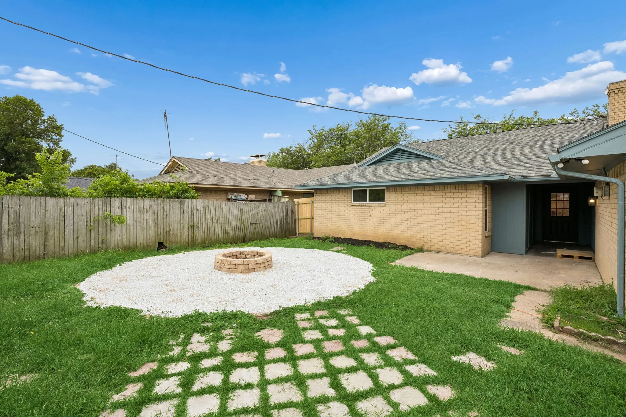 Single Family Residence For Sale in Dallas County , 2524 Glen Lea Drive, Irving, Texas 75062, 3 Bedroom, 2 Bathroom, 2 Garage spaces, 2,029 Sqft, built in 1968, Preowned, mls#21259886, Real Estate Agent in Irving, Homes For Sale in Dallas county, Homes For Sale in Irving, Realtor in Irving Texas, Real Estate Brokerage Independent Realty Texas, Luminita Cordes Realtor