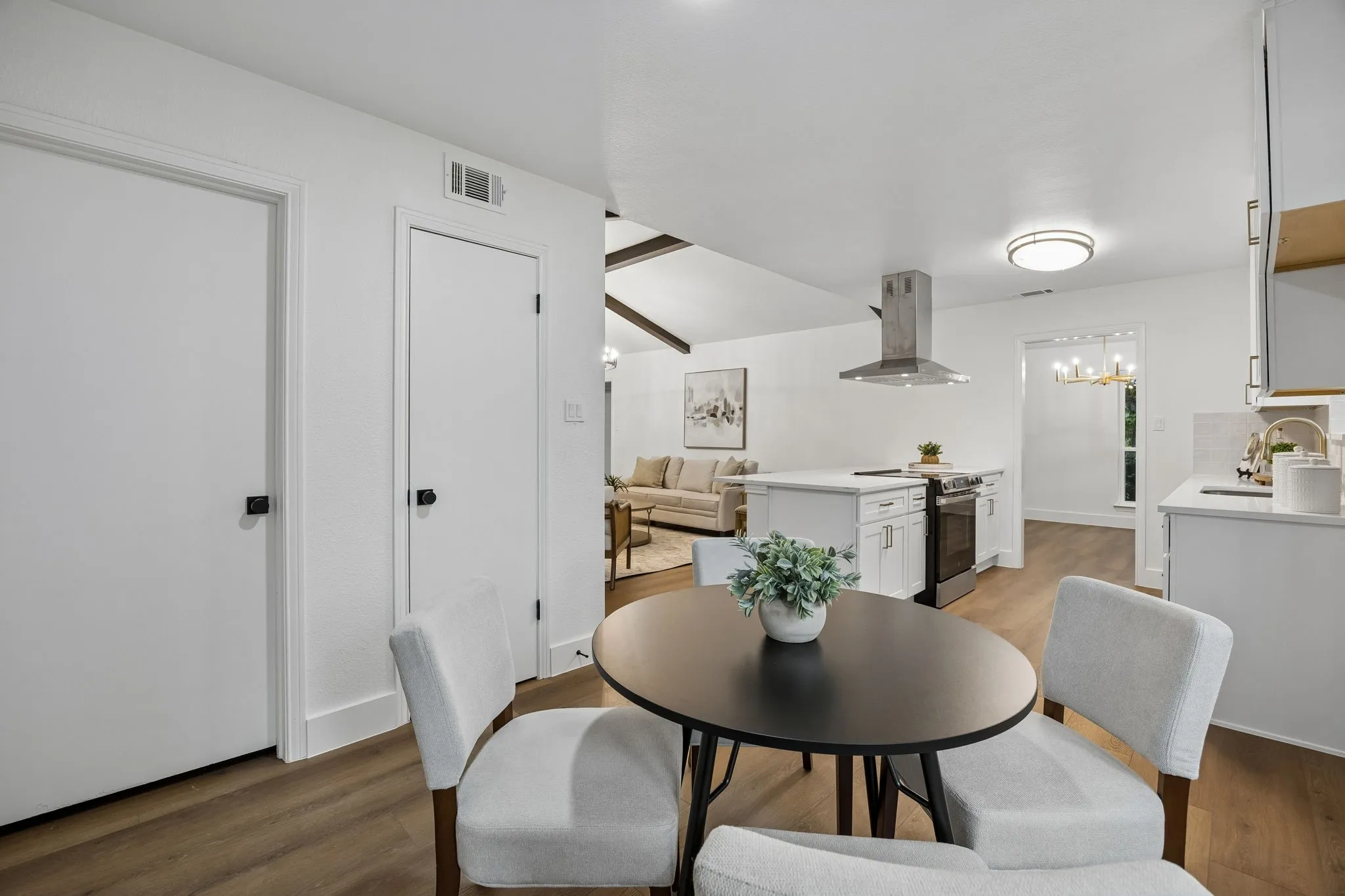 Single Family Residence For Sale in Dallas County , 2524 Glen Lea Drive, Irving, Texas 75062, 3 Bedroom, 2 Bathroom, 2 Garage spaces, 2,029 Sqft, built in 1968, Preowned, mls#21259886, Real Estate Agent in Irving, Homes For Sale in Dallas county, Homes For Sale in Irving, Realtor in Irving Texas, Real Estate Brokerage Independent Realty Texas, Luminita Cordes Realtor