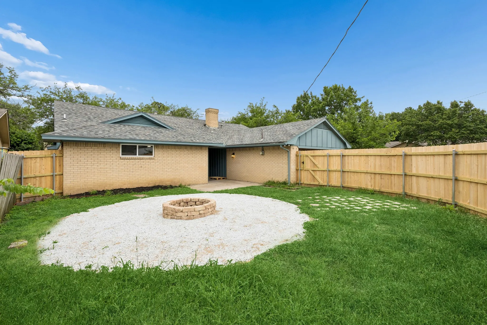 Single Family Residence For Sale in Dallas County , 2524 Glen Lea Drive, Irving, Texas 75062, 3 Bedroom, 2 Bathroom, 2 Garage spaces, 2,029 Sqft, built in 1968, Preowned, mls#21259886, Real Estate Agent in Irving, Homes For Sale in Dallas county, Homes For Sale in Irving, Realtor in Irving Texas, Real Estate Brokerage Independent Realty Texas, Luminita Cordes Realtor