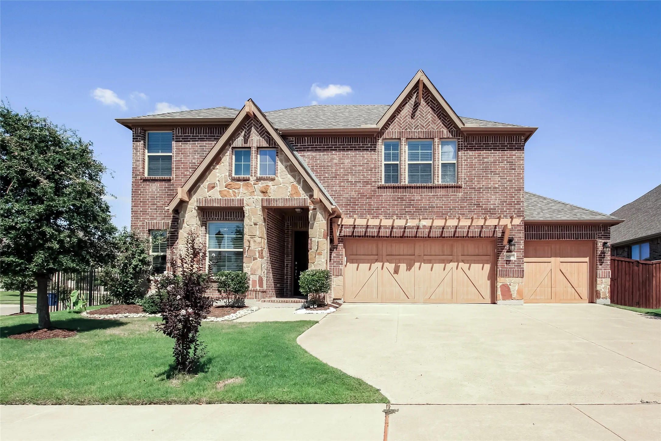 Single Family Residence For Sale in Denton County , 14286 Winecup Drive, Frisco, Texas 75033, 5 Bedrooms, 4 Bathrooms, 3 Garage spaces, 3,109 Sqft, built in 2018, Preowned, Price $703,200, mls#21250637, Real Estate Agent in Frisco, Homes For Sale in Denton county, Homes For Sale in Frisco, Realtor in Frisco Texas, Real Estate Brokerage Independent Realty Texas, Luminita Cordes Realtor
