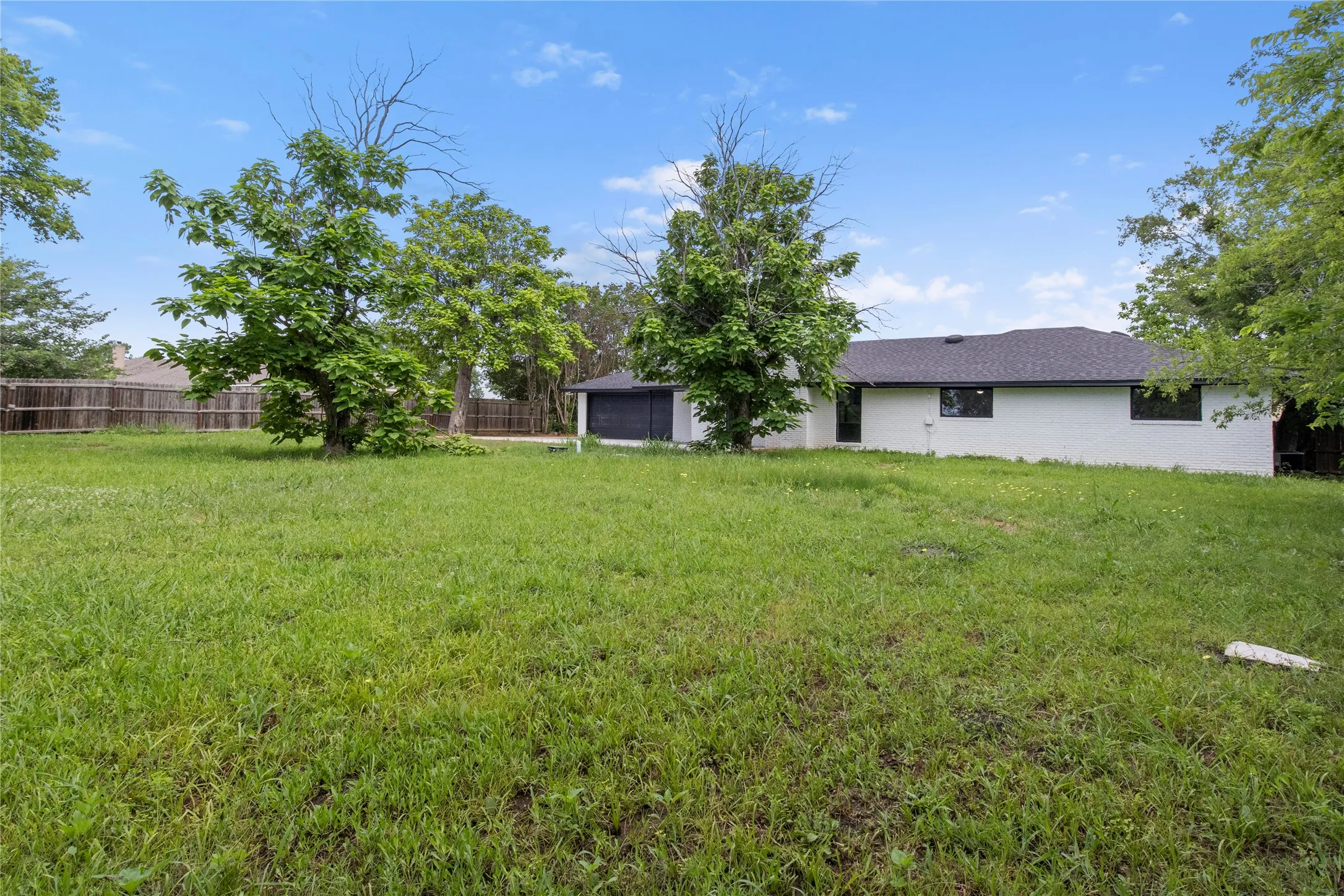 Single Family Residence For Sale in Ellis County , 600 Pierce Road, Red Oak, Texas 75154, 3 Bedroom, 2 Bathroom, 2 Garage spaces, 1,560 Sqft, built in 1975, mls#21259949, Real Estate Agent in Red Oak, Homes For Sale in Ellis county, Homes For Sale in Red Oak, Realtor in Red Oak Texas, Real Estate Brokerage Independent Realty Texas, Luminita Cordes Realtor