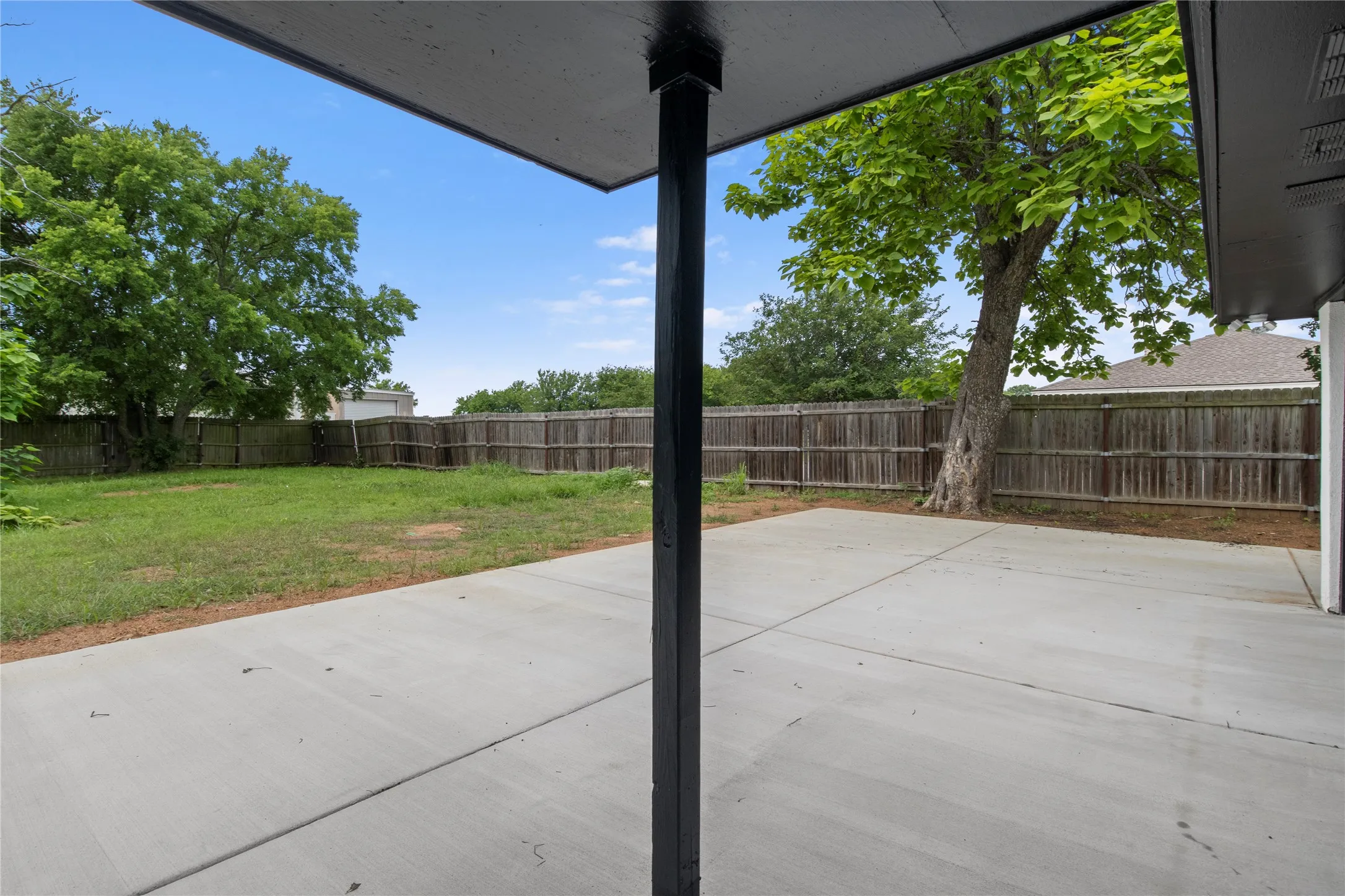 Single Family Residence For Sale in Ellis County , 600 Pierce Road, Red Oak, Texas 75154, 3 Bedroom, 2 Bathroom, 2 Garage spaces, 1,560 Sqft, built in 1975, mls#21259949, Real Estate Agent in Red Oak, Homes For Sale in Ellis county, Homes For Sale in Red Oak, Realtor in Red Oak Texas, Real Estate Brokerage Independent Realty Texas, Luminita Cordes Realtor