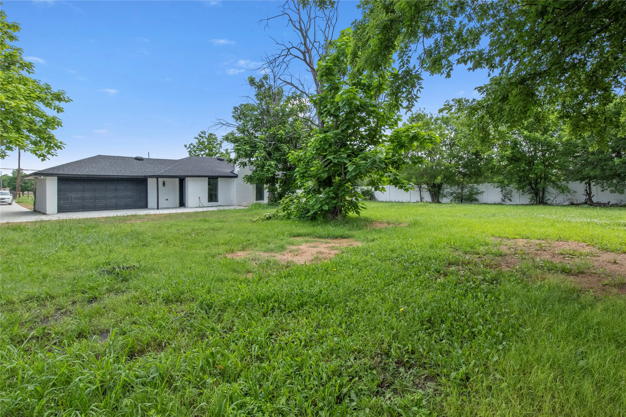 Single Family Residence For Sale in Ellis County , 600 Pierce Road, Red Oak, Texas 75154, 3 Bedroom, 2 Bathroom, 2 Garage spaces, 1,560 Sqft, built in 1975, mls#21259949, Real Estate Agent in Red Oak, Homes For Sale in Ellis county, Homes For Sale in Red Oak, Realtor in Red Oak Texas, Real Estate Brokerage Independent Realty Texas, Luminita Cordes Realtor