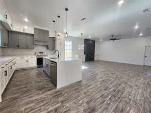 Single Family Residence For Sale in Tarrant County , 2121 S Edgewood Terrace, Fort Worth, Texas 76105, 4 Bedroom, 2 Bathroom, 2 Garage spaces, 1,908 Sqft, built in 2023, New Construction - Complete, mls#21257676, Real Estate Agent in Fort Worth, Homes For Sale in Tarrant county, Homes For Sale in Fort Worth, Realtor in Fort Worth Texas, Real Estate Brokerage Independent Realty Texas, Luminita Cordes Realtor