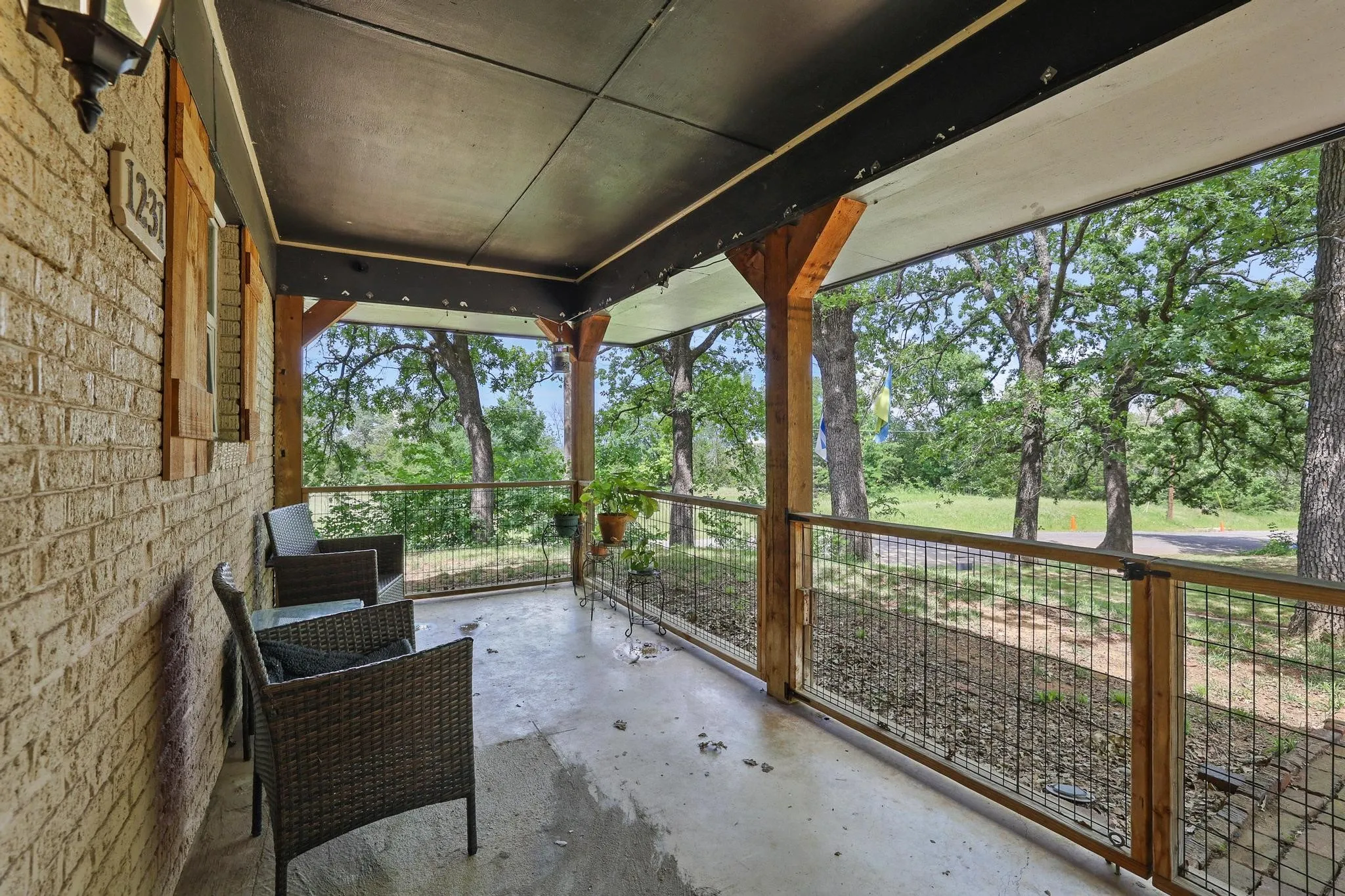 Single Family Residence For Sale in Grayson County , 1231 Oak Drive, Denison, Texas 75020, 3 Bedroom, 2 Bathroom, 1 Garage spaces, 1,379 Sqft, built in 1950, mls#21259673, Real Estate Agent in Denison, Homes For Sale in Grayson county, Homes For Sale in Denison, Realtor in Denison Texas, Real Estate Brokerage Independent Realty Texas, Luminita Cordes Realtor