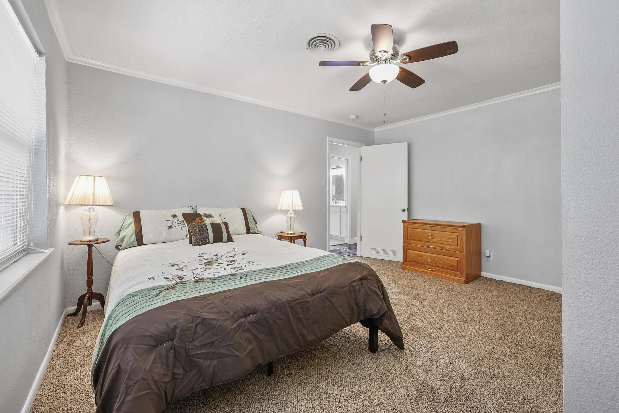 Single Family Residence For Sale in Grayson County , 1231 Oak Drive, Denison, Texas 75020, 3 Bedroom, 2 Bathroom, 1 Garage spaces, 1,379 Sqft, built in 1950, mls#21259673, Real Estate Agent in Denison, Homes For Sale in Grayson county, Homes For Sale in Denison, Realtor in Denison Texas, Real Estate Brokerage Independent Realty Texas, Luminita Cordes Realtor