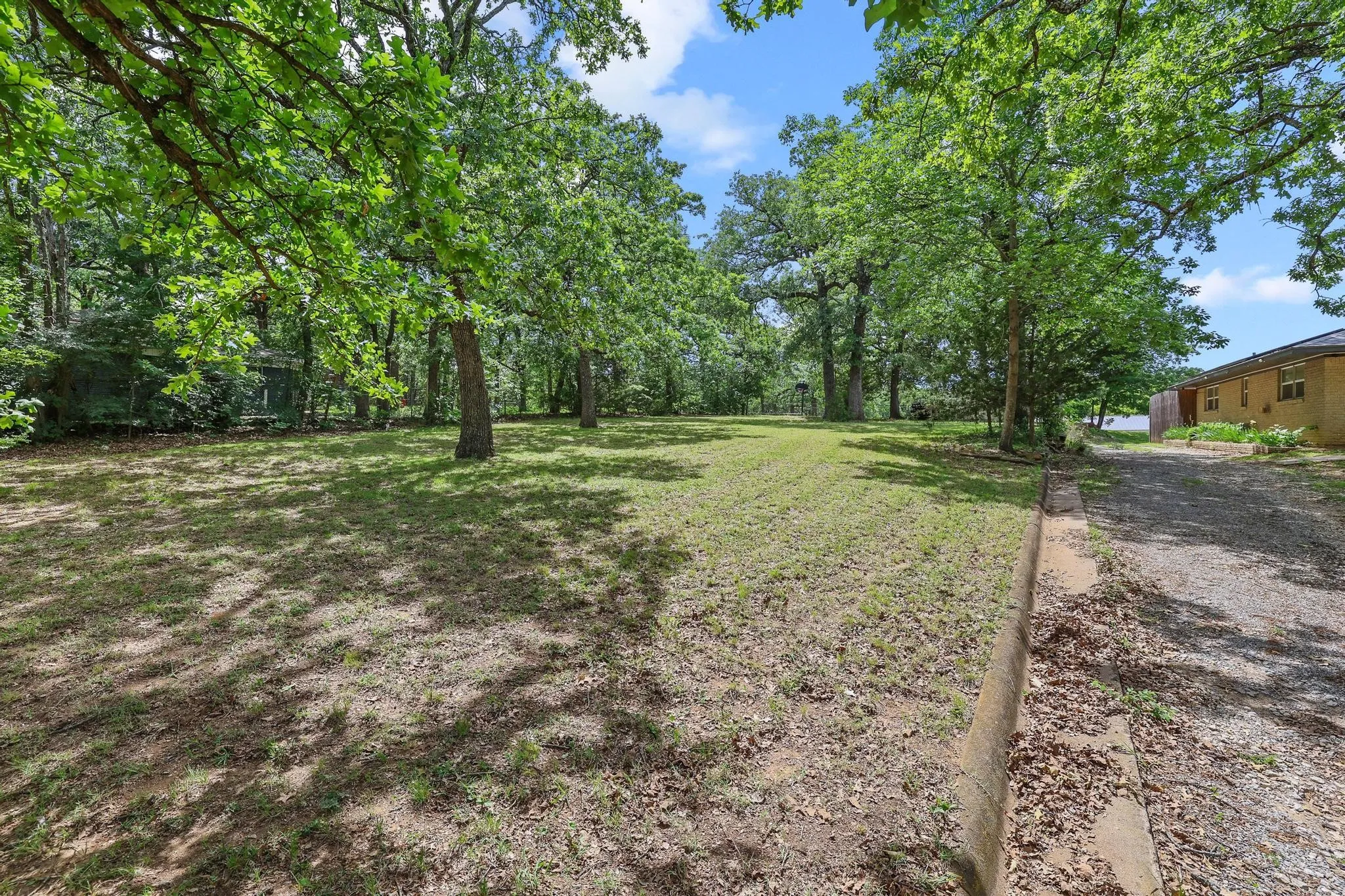 Single Family Residence For Sale in Grayson County , 1231 Oak Drive, Denison, Texas 75020, 3 Bedroom, 2 Bathroom, 1 Garage spaces, 1,379 Sqft, built in 1950, mls#21259673, Real Estate Agent in Denison, Homes For Sale in Grayson county, Homes For Sale in Denison, Realtor in Denison Texas, Real Estate Brokerage Independent Realty Texas, Luminita Cordes Realtor