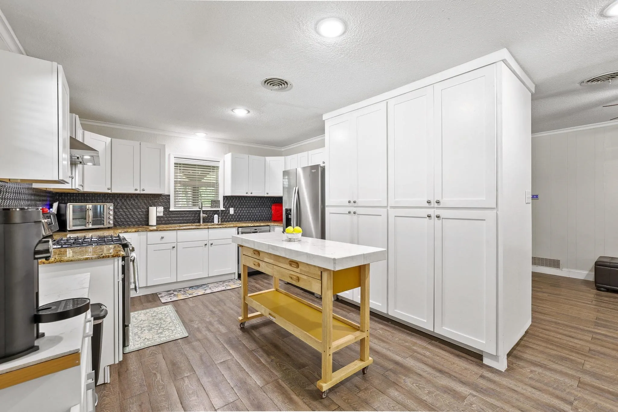 Single Family Residence For Sale in Grayson County , 1231 Oak Drive, Denison, Texas 75020, 3 Bedroom, 2 Bathroom, 1 Garage spaces, 1,379 Sqft, built in 1950, mls#21259673, Real Estate Agent in Denison, Homes For Sale in Grayson county, Homes For Sale in Denison, Realtor in Denison Texas, Real Estate Brokerage Independent Realty Texas, Luminita Cordes Realtor