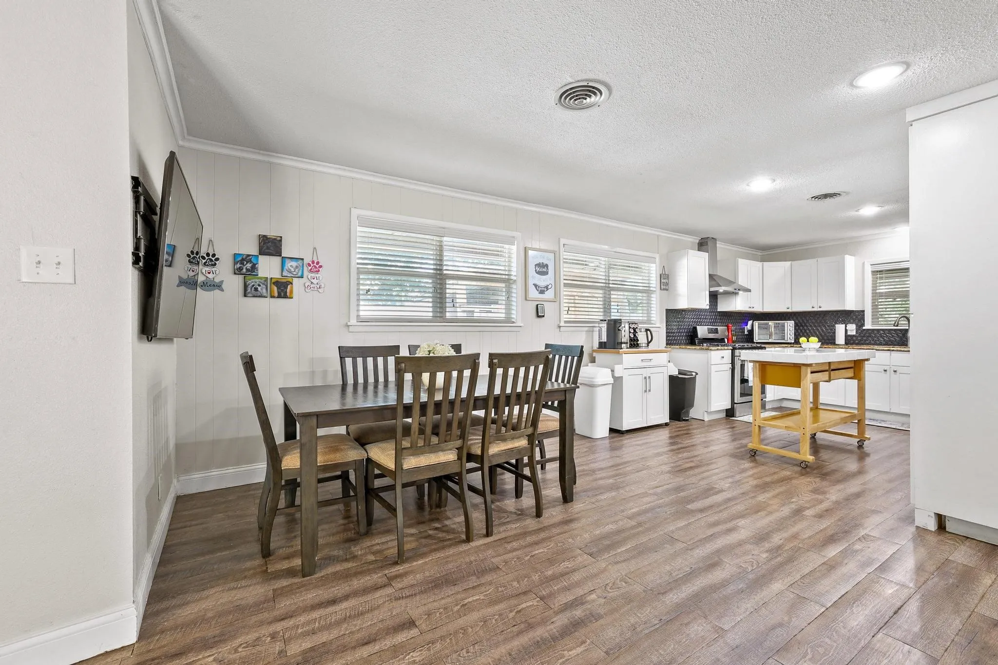 Single Family Residence For Sale in Grayson County , 1231 Oak Drive, Denison, Texas 75020, 3 Bedroom, 2 Bathroom, 1 Garage spaces, 1,379 Sqft, built in 1950, mls#21259673, Real Estate Agent in Denison, Homes For Sale in Grayson county, Homes For Sale in Denison, Realtor in Denison Texas, Real Estate Brokerage Independent Realty Texas, Luminita Cordes Realtor