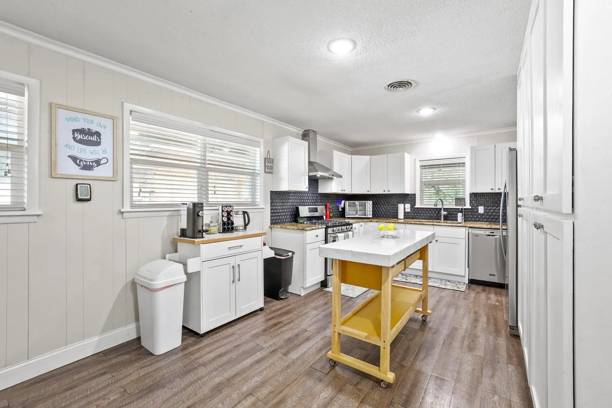 Single Family Residence For Sale in Grayson County , 1231 Oak Drive, Denison, Texas 75020, 3 Bedroom, 2 Bathroom, 1 Garage spaces, 1,379 Sqft, built in 1950, mls#21259673, Real Estate Agent in Denison, Homes For Sale in Grayson county, Homes For Sale in Denison, Realtor in Denison Texas, Real Estate Brokerage Independent Realty Texas, Luminita Cordes Realtor