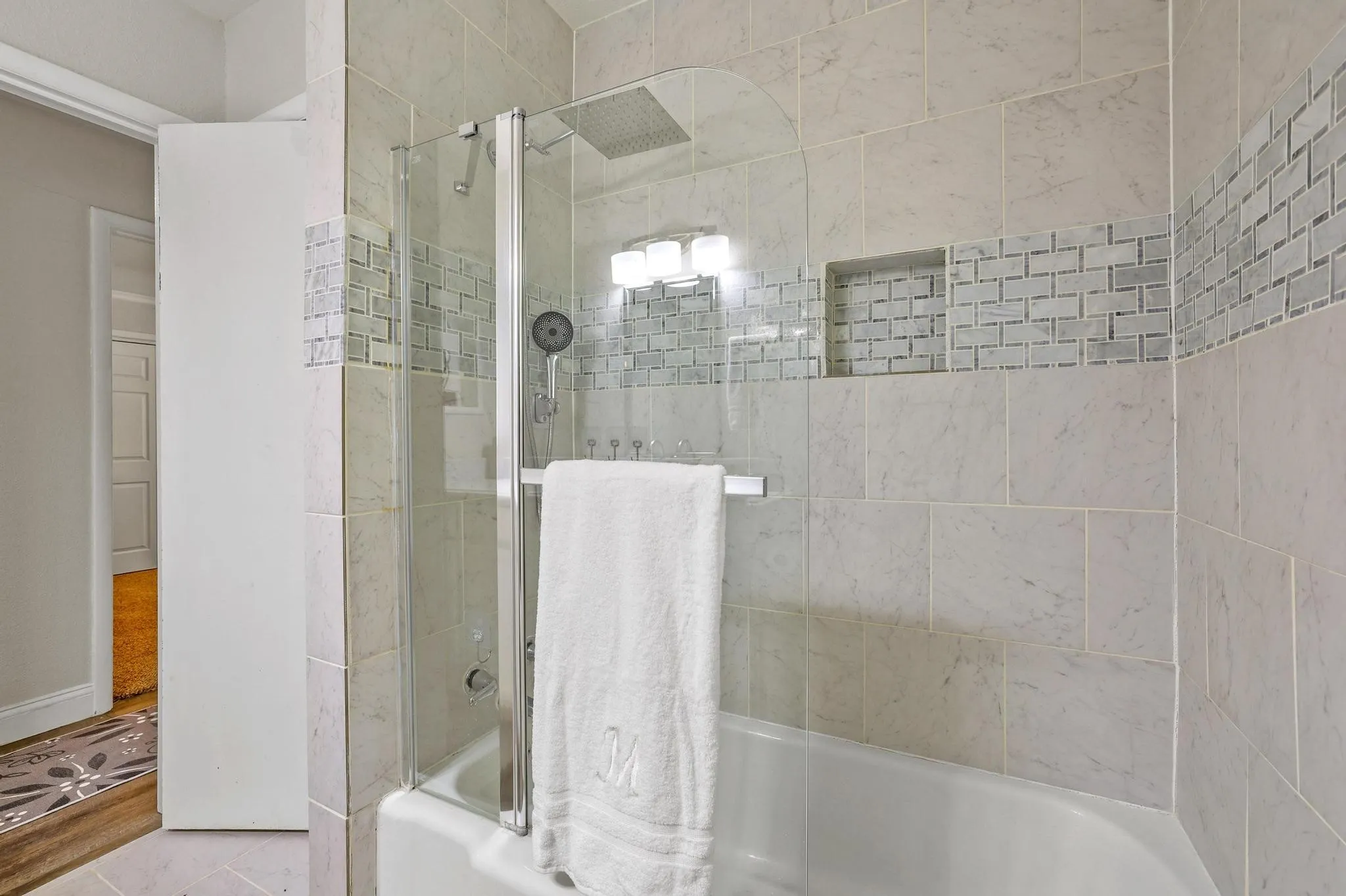 Single Family Residence For Sale in Grayson County , 1231 Oak Drive, Denison, Texas 75020, 3 Bedroom, 2 Bathroom, 1 Garage spaces, 1,379 Sqft, built in 1950, mls#21259673, Real Estate Agent in Denison, Homes For Sale in Grayson county, Homes For Sale in Denison, Realtor in Denison Texas, Real Estate Brokerage Independent Realty Texas, Luminita Cordes Realtor