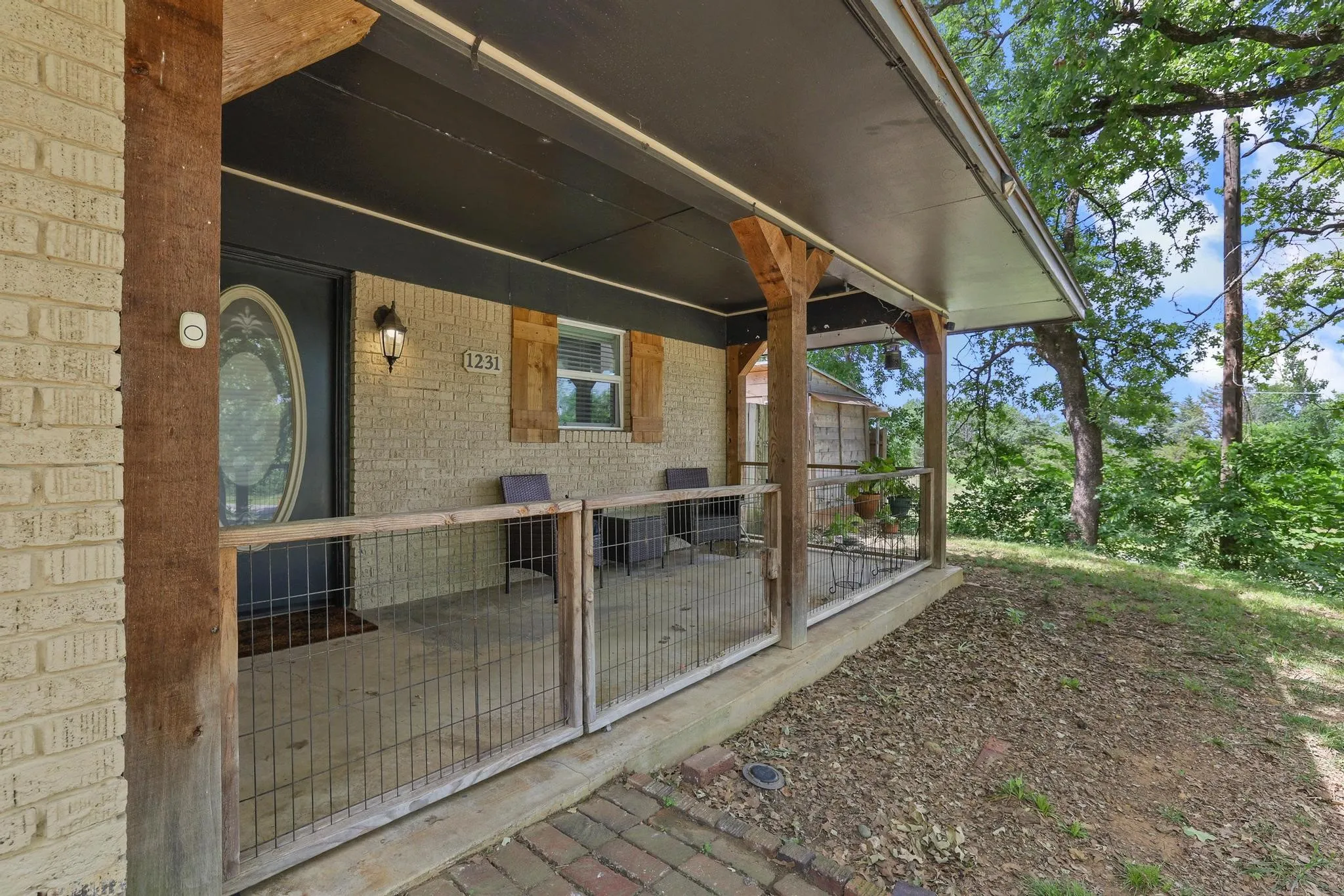 Single Family Residence For Sale in Grayson County , 1231 Oak Drive, Denison, Texas 75020, 3 Bedroom, 2 Bathroom, 1 Garage spaces, 1,379 Sqft, built in 1950, mls#21259673, Real Estate Agent in Denison, Homes For Sale in Grayson county, Homes For Sale in Denison, Realtor in Denison Texas, Real Estate Brokerage Independent Realty Texas, Luminita Cordes Realtor